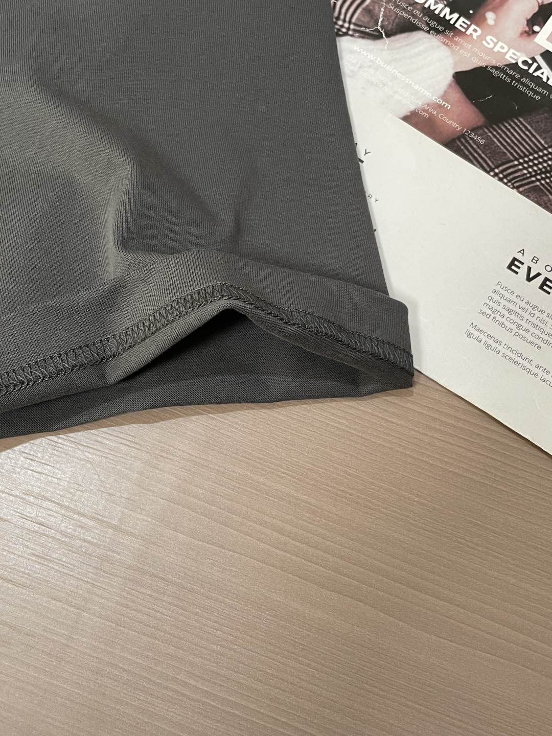 alo2026春夏款/官网同步面料采用重磅纯棉精梳棉面料，OS宽松版型，上身版型超正！日常百搭，衣橱必备