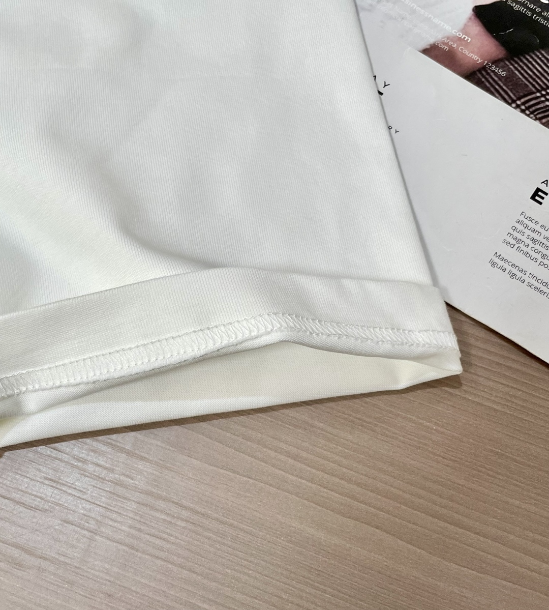 alo2026春夏款/官网同步面料采用重磅纯棉精梳棉面料，OS宽松版型，上身版型超正！日常百搭，衣橱必备