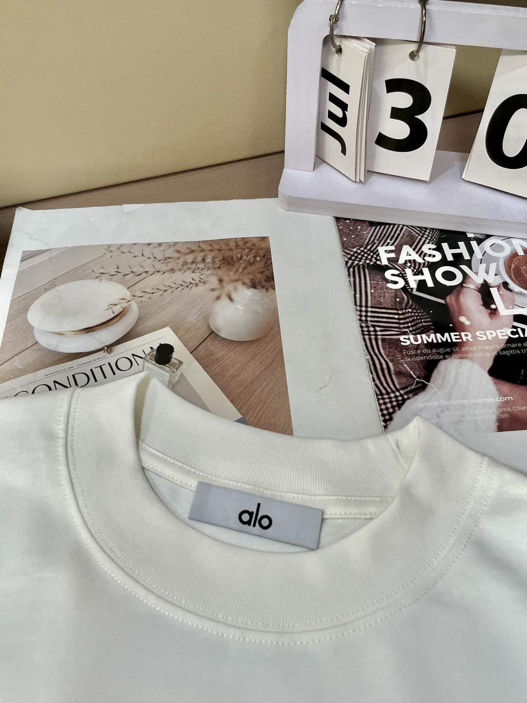 alo2026春夏款/官网同步面料采用重磅纯棉精梳棉面料，OS宽松版型，上身版型超正！日常百搭，衣橱必备