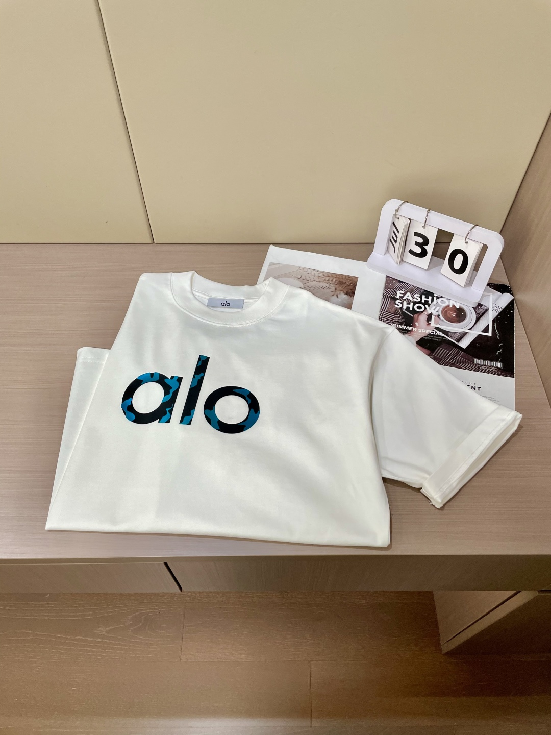 alo2026春夏款/官网同步面料采用重磅纯棉精梳棉面料，OS宽松版型，上身版型超正！日常百搭，衣橱必备