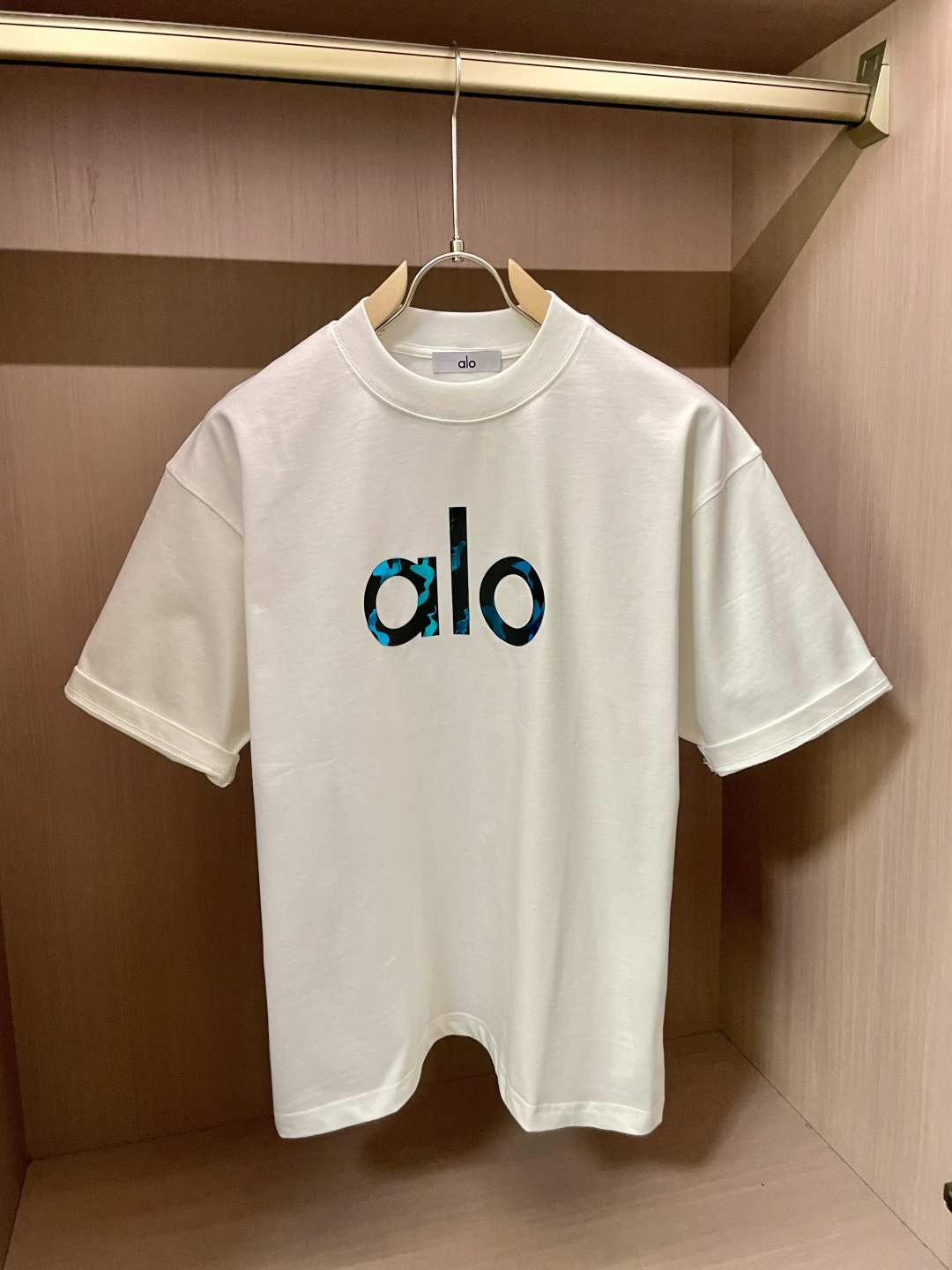 alo2026春夏款/官网同步面料采用重磅纯棉精梳棉面料，OS宽松版型，上身版型超正！日常百搭，衣橱必备