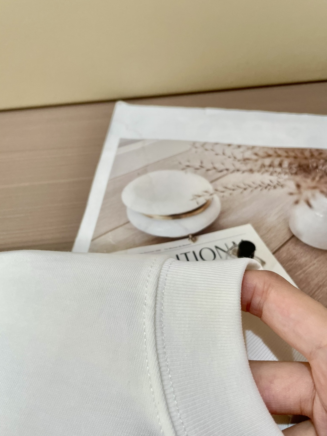 alo2026春夏款/官网同步面料采用重磅纯棉精梳棉面料，OS宽松版型，上身版型超正！日常百搭，衣橱必备