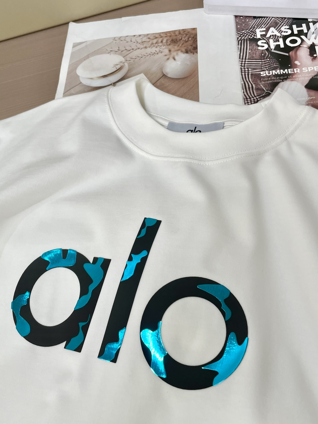 alo2026春夏款/官网同步面料采用重磅纯棉精梳棉面料，OS宽松版型，上身版型超正！日常百搭，衣橱必备