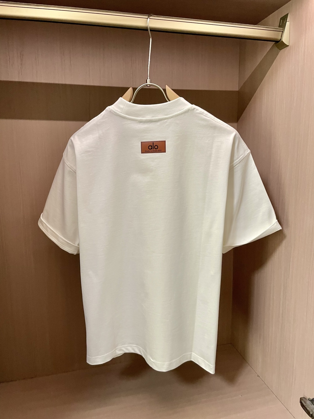 alo2026春夏款/官网同步面料采用重磅纯棉精梳棉面料，OS宽松版型，上身版型超正！日常百搭，衣橱必备