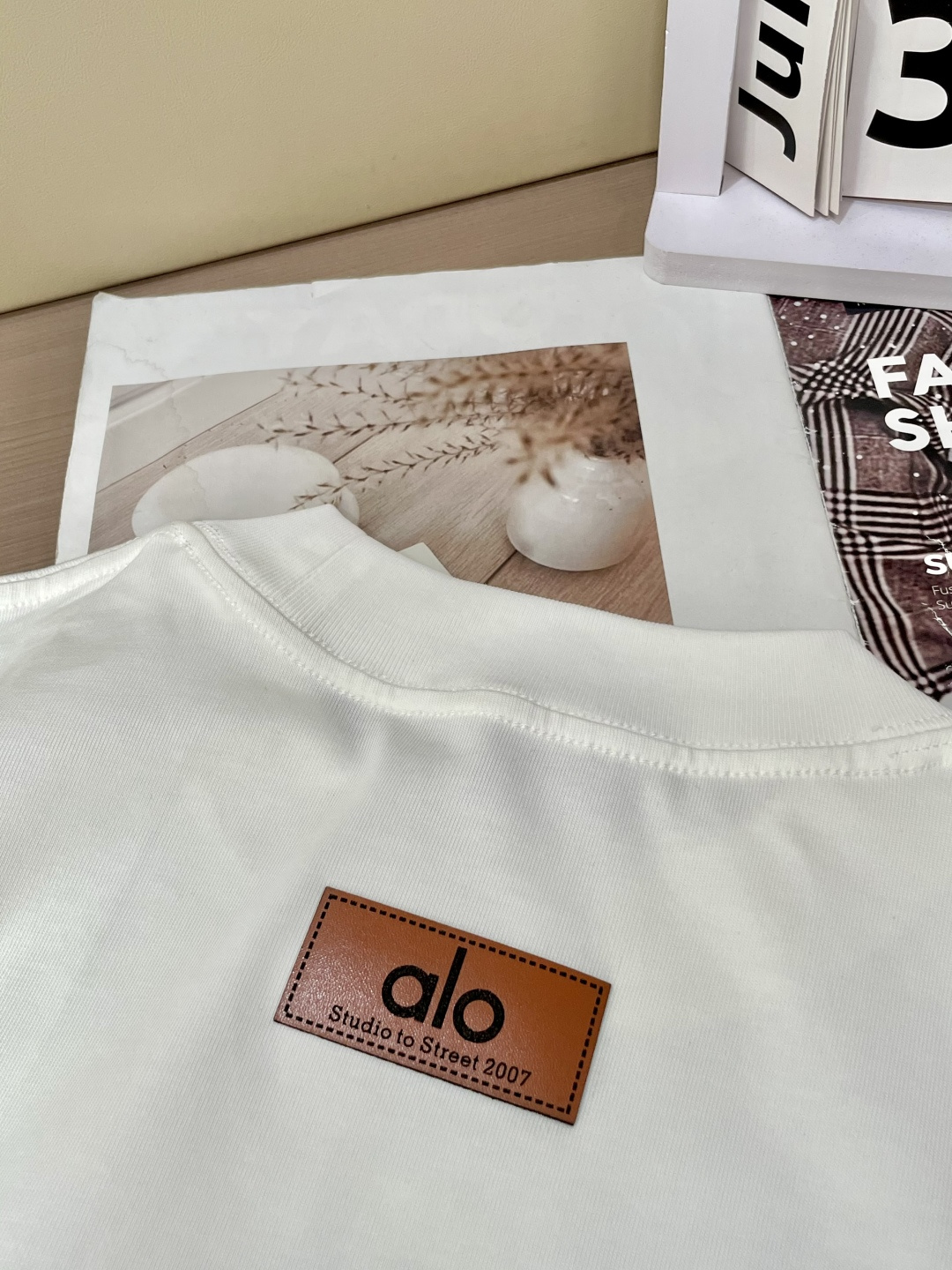 alo2026春夏款/官网同步面料采用重磅纯棉精梳棉面料，OS宽松版型，上身版型超正！日常百搭，衣橱必备