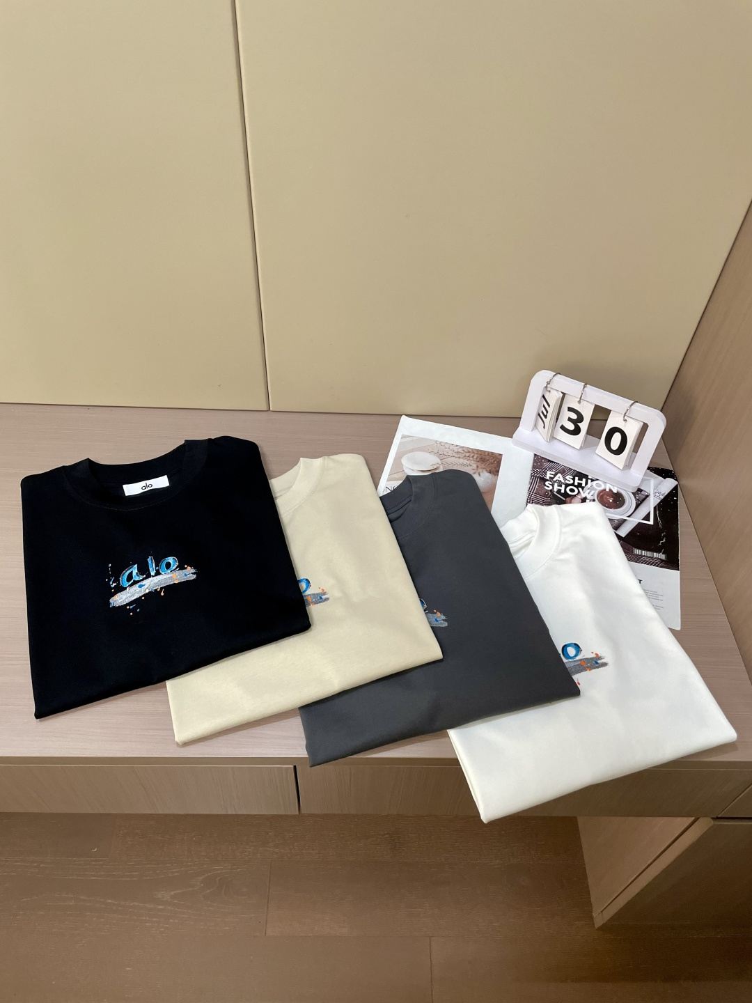 alo2026春夏款/官网同步面料采用重磅纯棉精梳棉面料，OS宽松版型，上身版型超正！日常百搭，衣橱必备