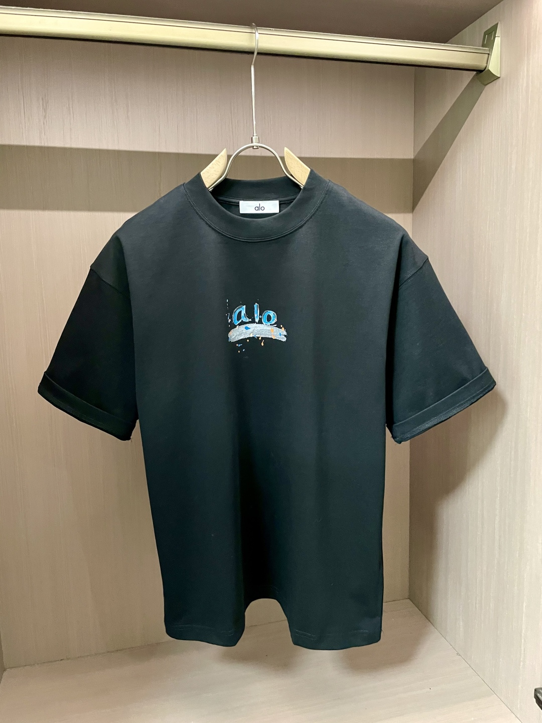 alo2026春夏款/官网同步面料采用重磅纯棉精梳棉面料，OS宽松版型，上身版型超正！日常百搭，衣橱必备