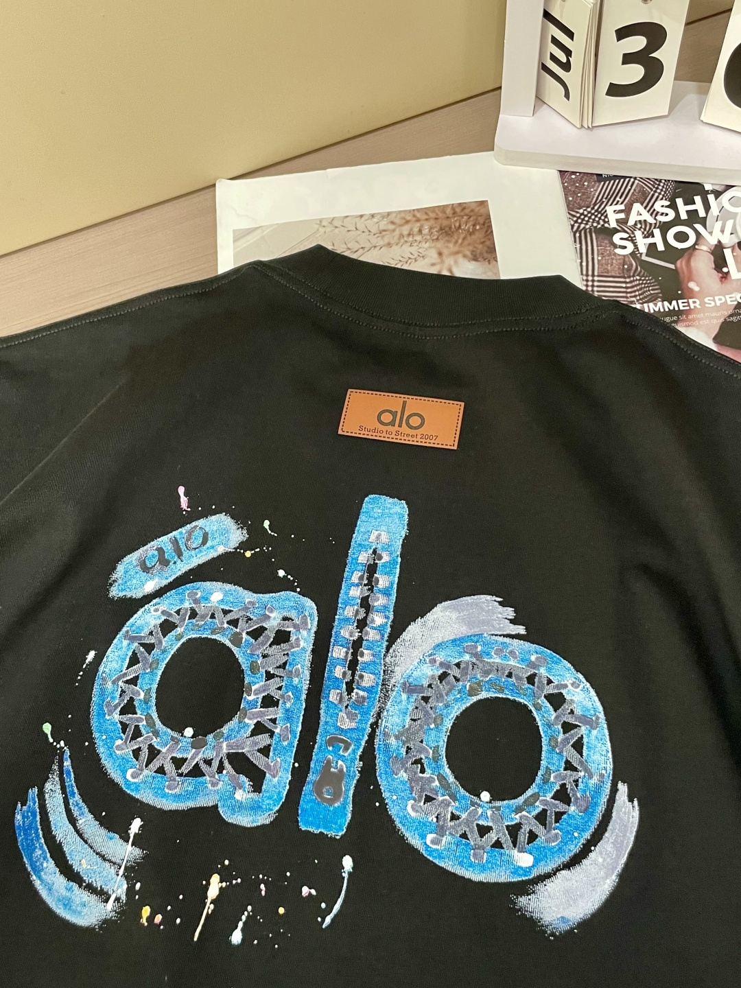 alo2026春夏款/官网同步面料采用重磅纯棉精梳棉面料，OS宽松版型，上身版型超正！日常百搭，衣橱必备