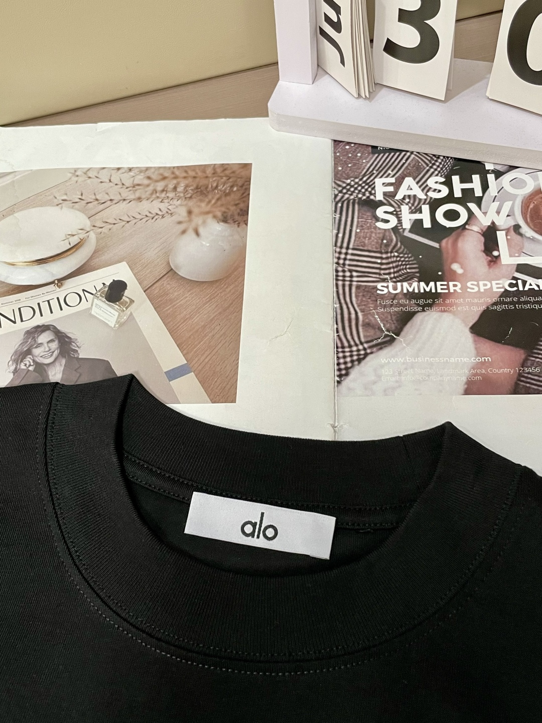 alo2026春夏款/官网同步面料采用重磅纯棉精梳棉面料，OS宽松版型，上身版型超正！日常百搭，衣橱必备