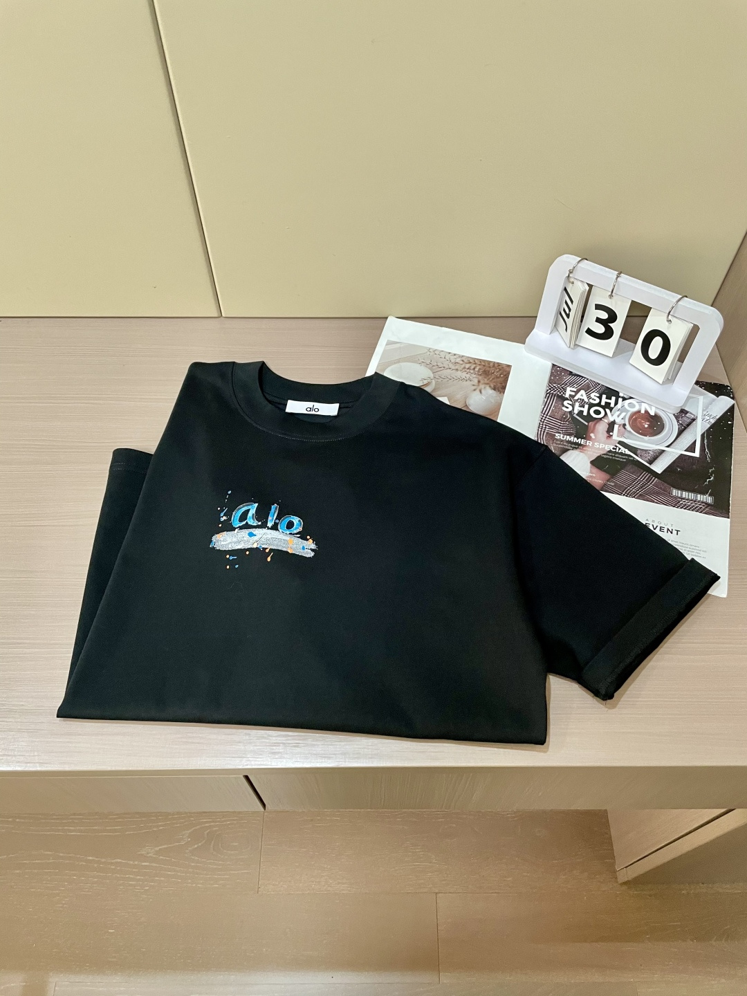 alo2026春夏款/官网同步面料采用重磅纯棉精梳棉面料，OS宽松版型，上身版型超正！日常百搭，衣橱必备