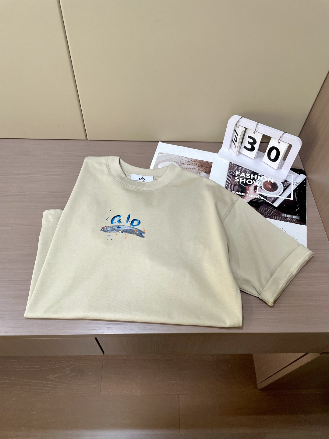 alo2026春夏款/官网同步面料采用重磅纯棉精梳棉面料，OS宽松版型，上身版型超正！日常百搭，衣橱必备