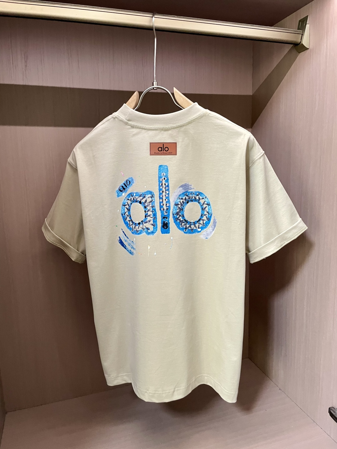 alo2026春夏款/官网同步面料采用重磅纯棉精梳棉面料，OS宽松版型，上身版型超正！日常百搭，衣橱必备