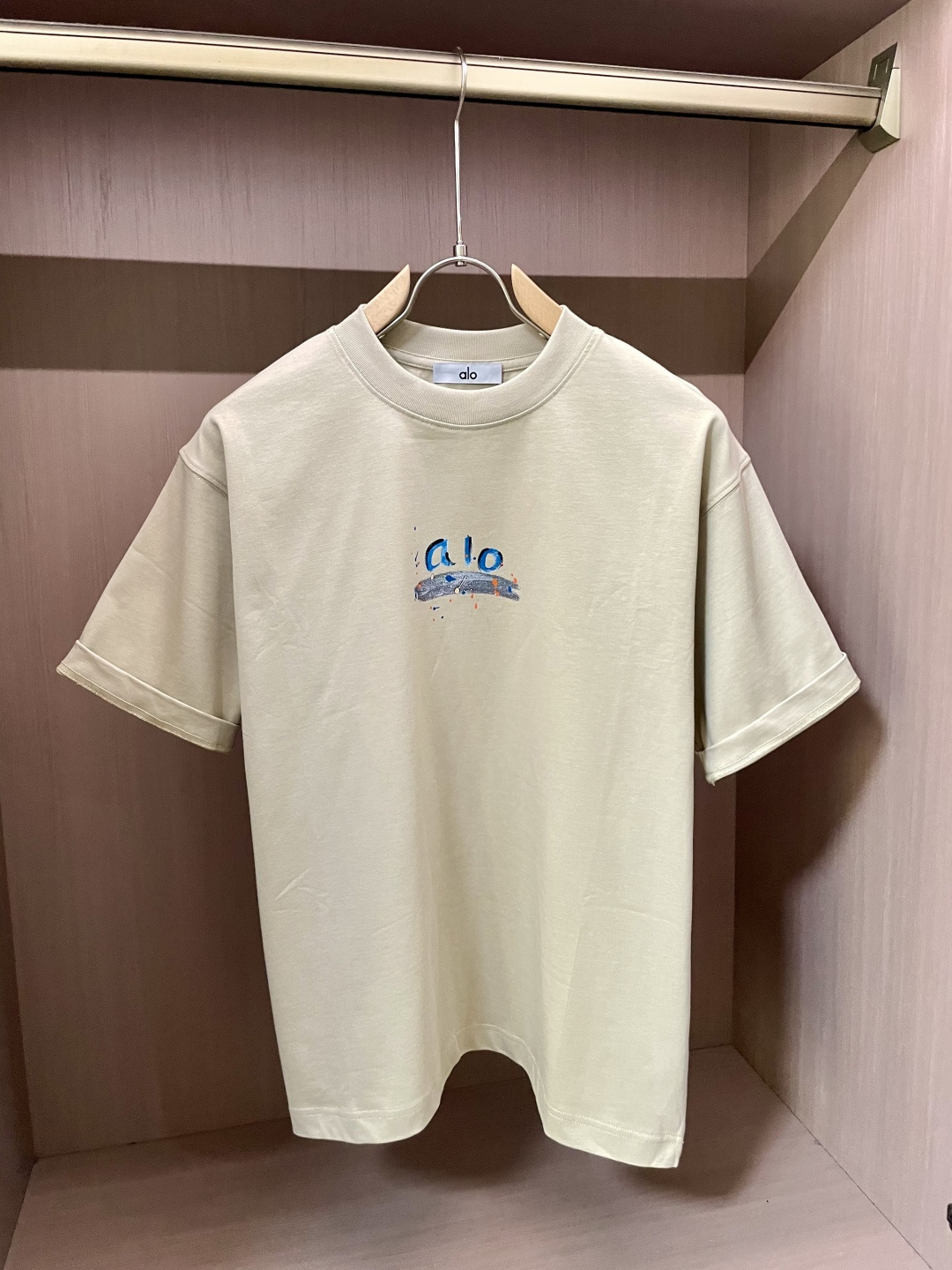 alo2026春夏款/官网同步面料采用重磅纯棉精梳棉面料，OS宽松版型，上身版型超正！日常百搭，衣橱必备