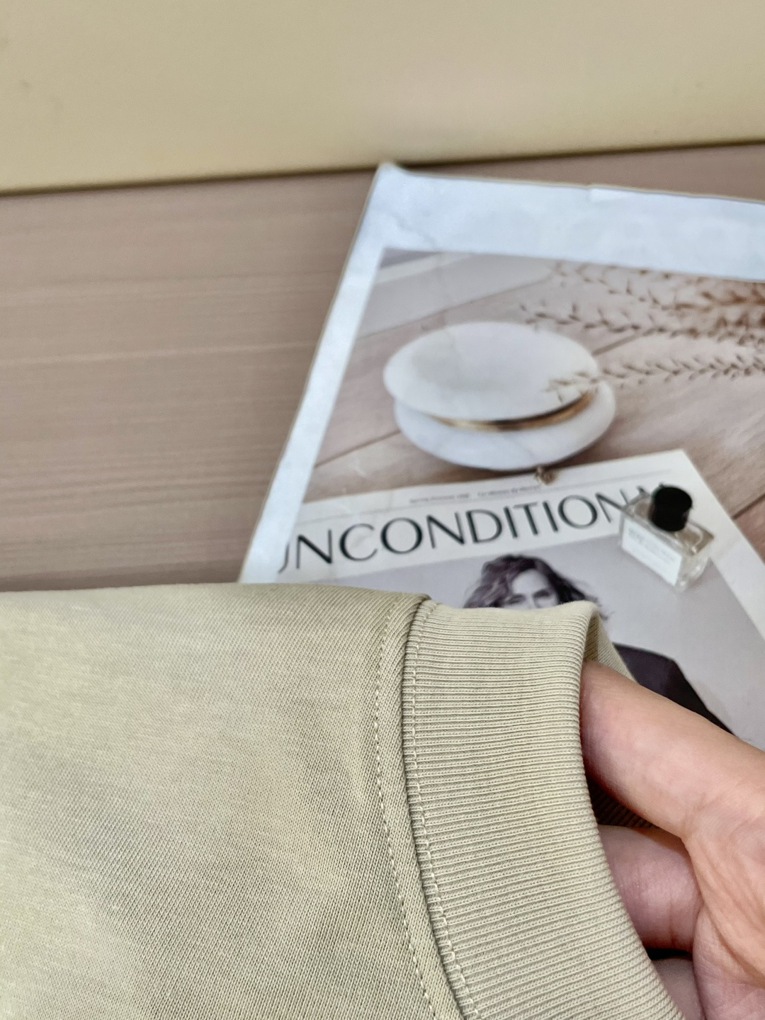 alo2026春夏款/官网同步面料采用重磅纯棉精梳棉面料，OS宽松版型，上身版型超正！日常百搭，衣橱必备