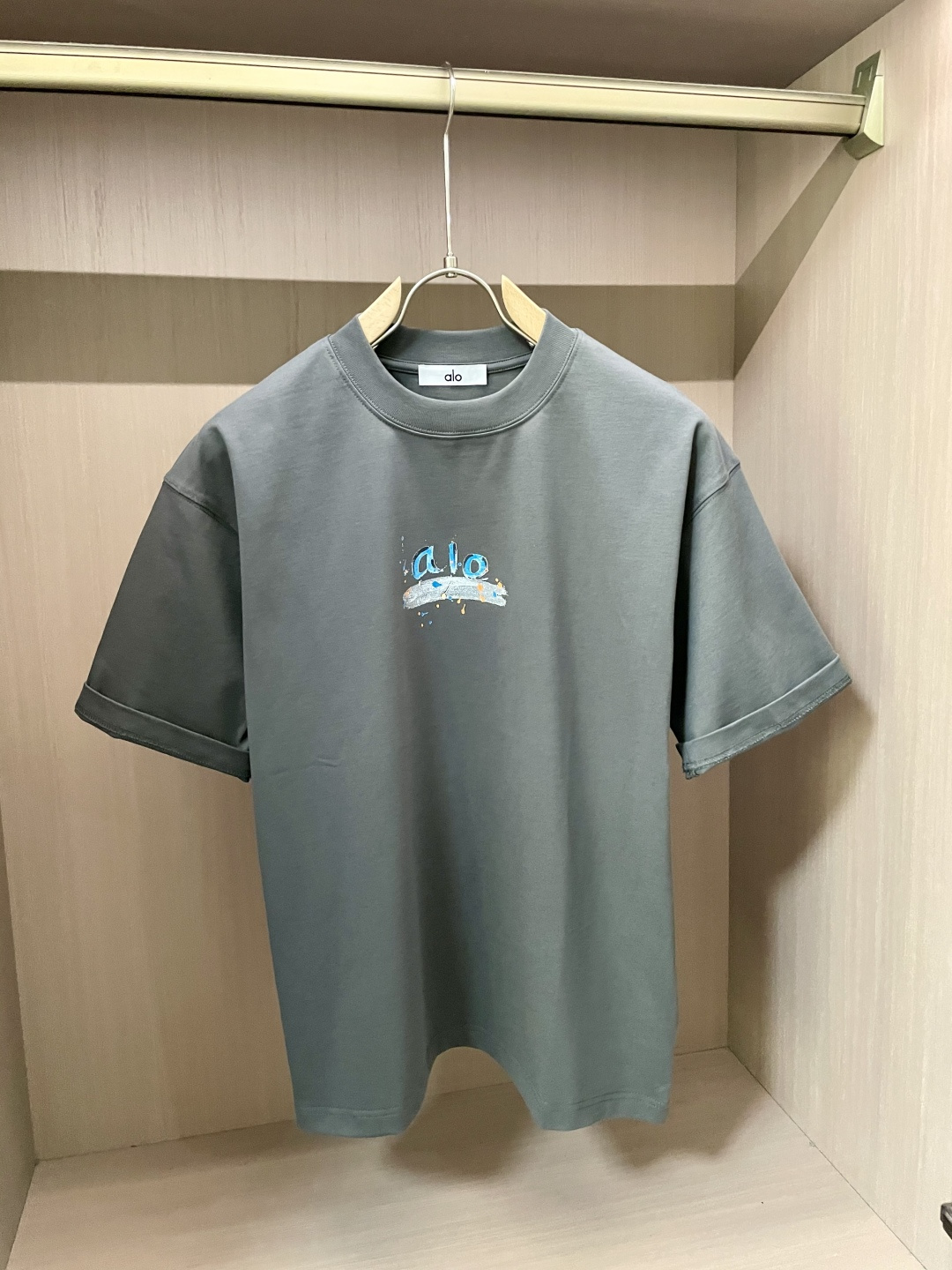 alo2026春夏款/官网同步面料采用重磅纯棉精梳棉面料，OS宽松版型，上身版型超正！日常百搭，衣橱必备