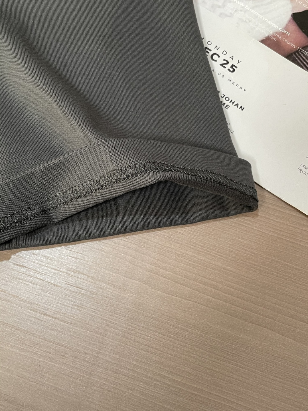 alo2026春夏款/官网同步面料采用重磅纯棉精梳棉面料，OS宽松版型，上身版型超正！日常百搭，衣橱必备