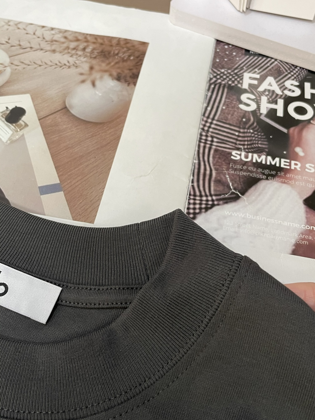 alo2026春夏款/官网同步面料采用重磅纯棉精梳棉面料，OS宽松版型，上身版型超正！日常百搭，衣橱必备