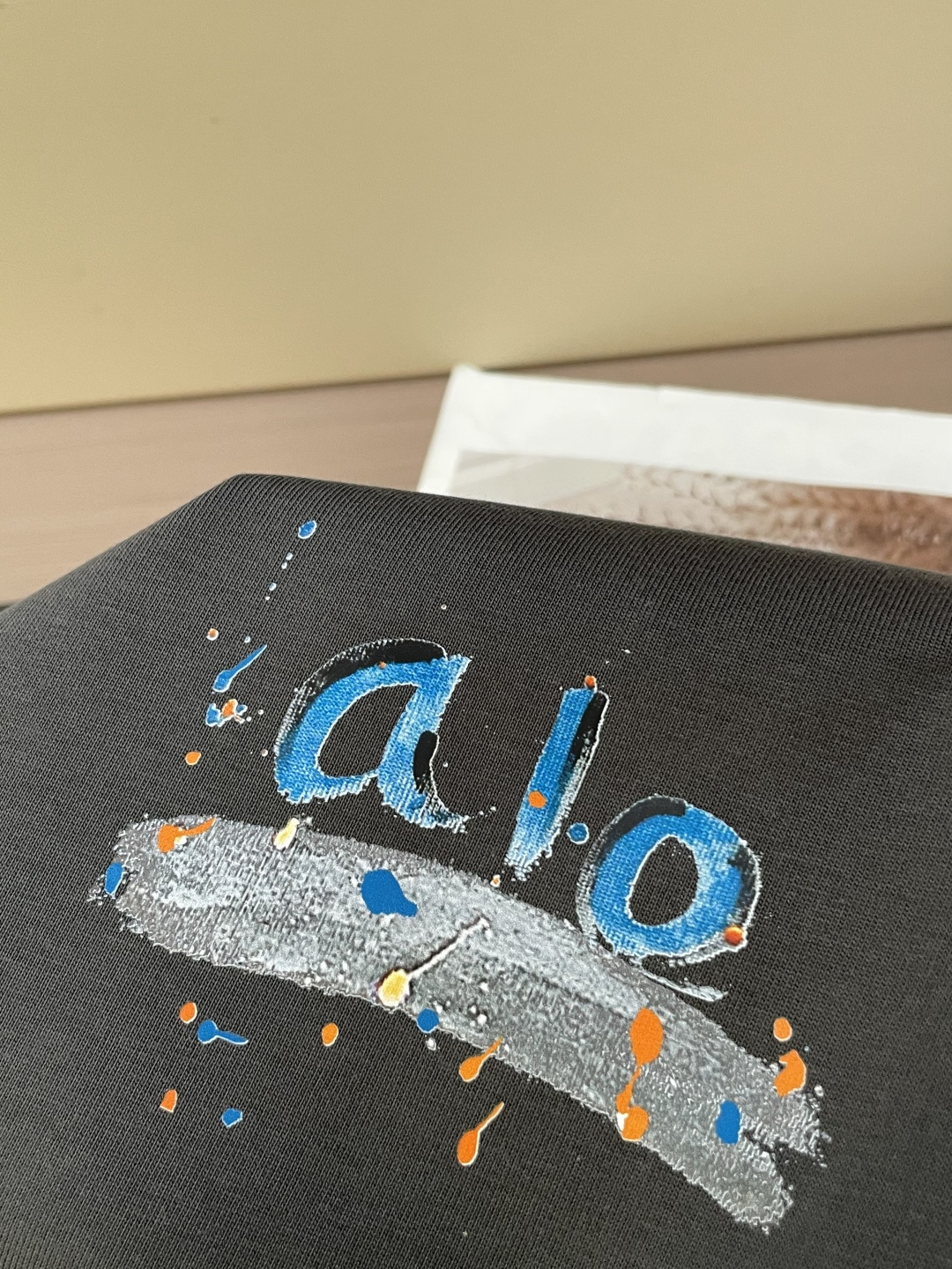 alo2026春夏款/官网同步面料采用重磅纯棉精梳棉面料，OS宽松版型，上身版型超正！日常百搭，衣橱必备