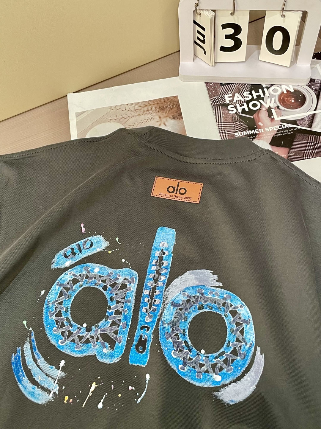 alo2026春夏款/官网同步面料采用重磅纯棉精梳棉面料，OS宽松版型，上身版型超正！日常百搭，衣橱必备