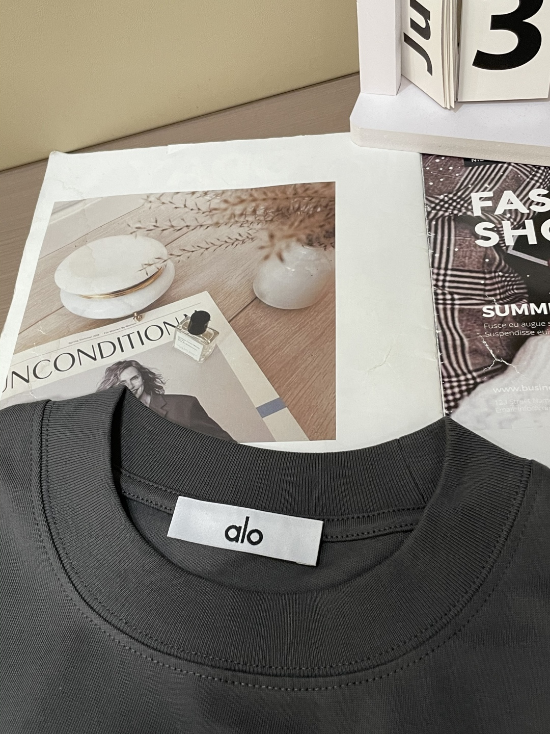 alo2026春夏款/官网同步面料采用重磅纯棉精梳棉面料，OS宽松版型，上身版型超正！日常百搭，衣橱必备