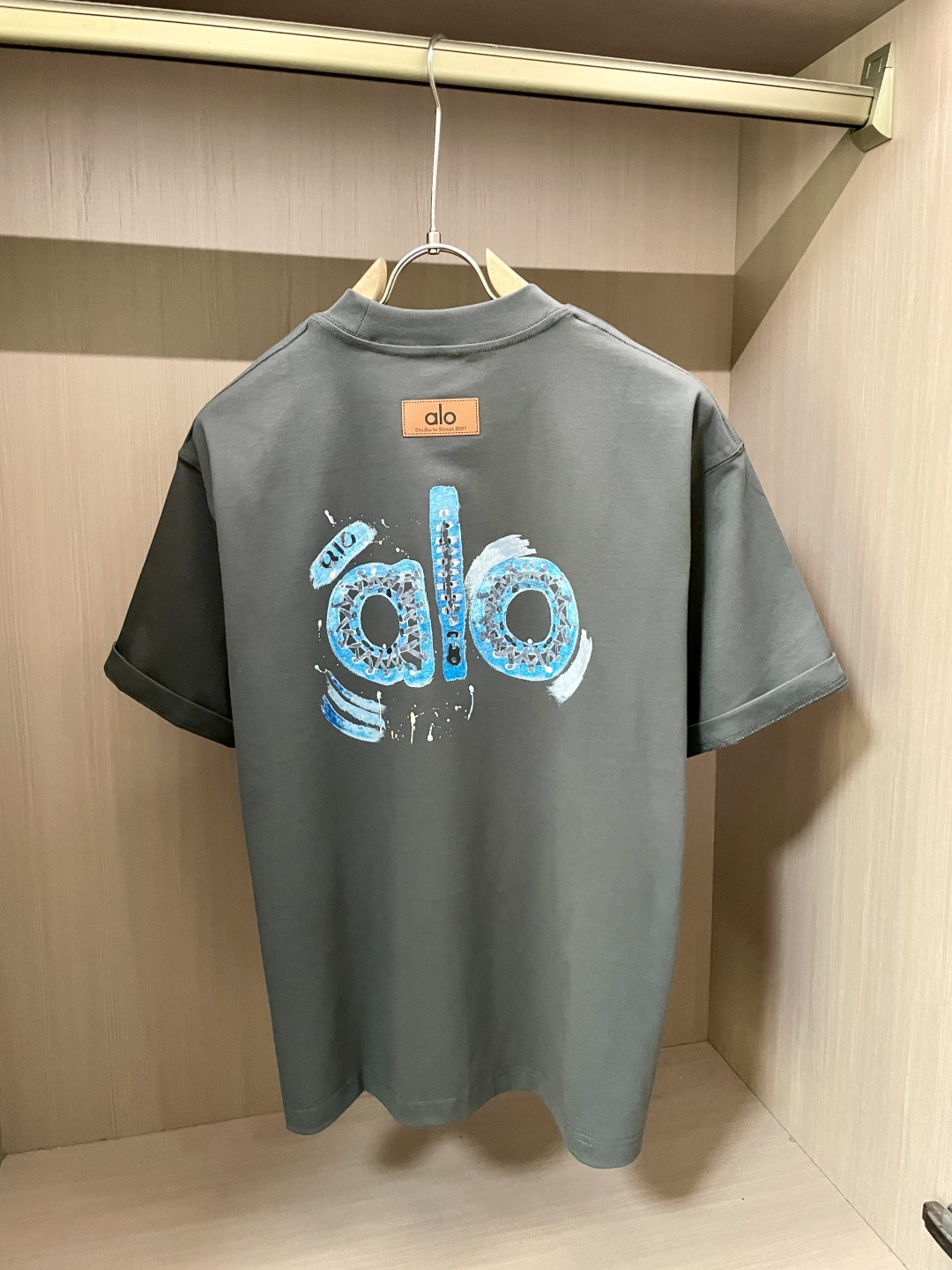 alo2026春夏款/官网同步面料采用重磅纯棉精梳棉面料，OS宽松版型，上身版型超正！日常百搭，衣橱必备