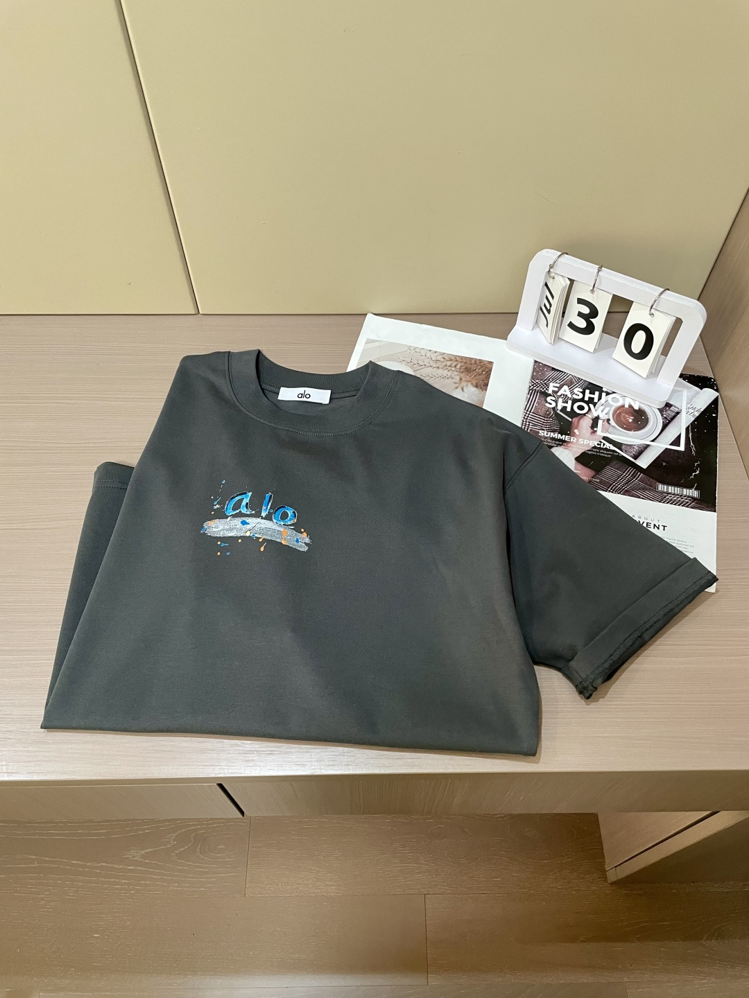 alo2026春夏款/官网同步面料采用重磅纯棉精梳棉面料，OS宽松版型，上身版型超正！日常百搭，衣橱必备