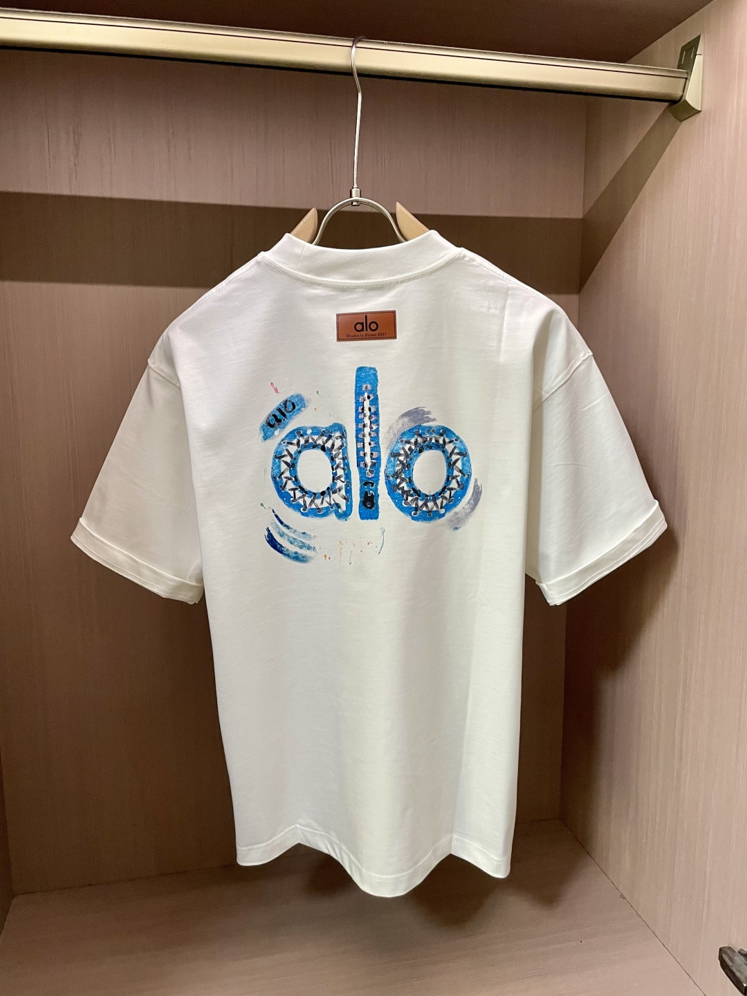 alo2026春夏款/官网同步面料采用重磅纯棉精梳棉面料，OS宽松版型，上身版型超正！日常百搭，衣橱必备