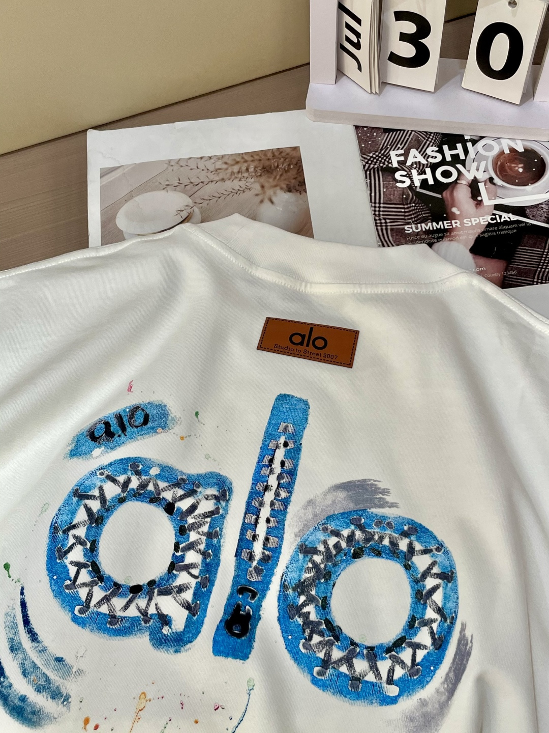 alo2026春夏款/官网同步面料采用重磅纯棉精梳棉面料，OS宽松版型，上身版型超正！日常百搭，衣橱必备