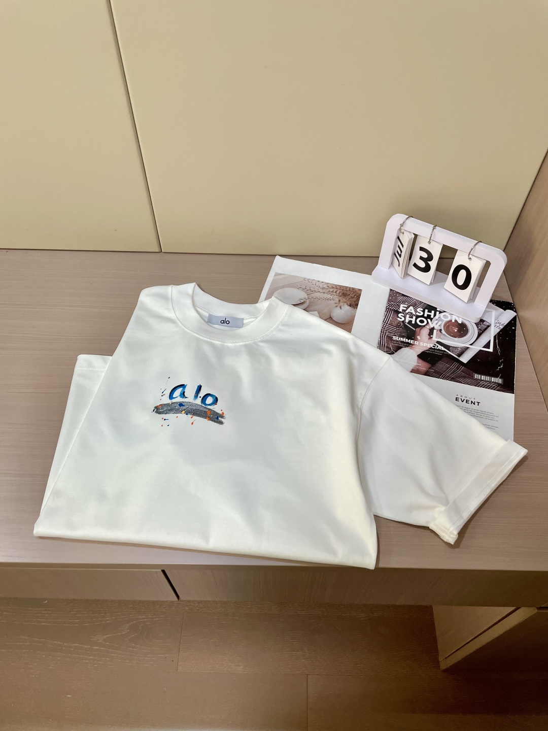 alo2026春夏款/官网同步面料采用重磅纯棉精梳棉面料，OS宽松版型，上身版型超正！日常百搭，衣橱必备