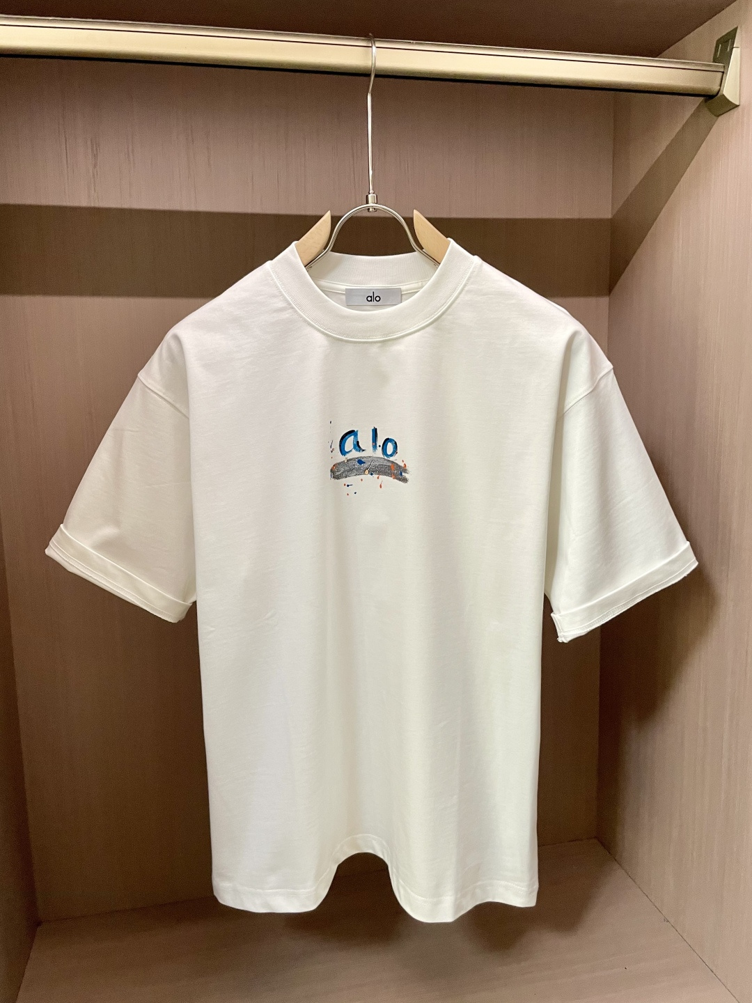 alo2026春夏款/官网同步面料采用重磅纯棉精梳棉面料，OS宽松版型，上身版型超正！日常百搭，衣橱必备