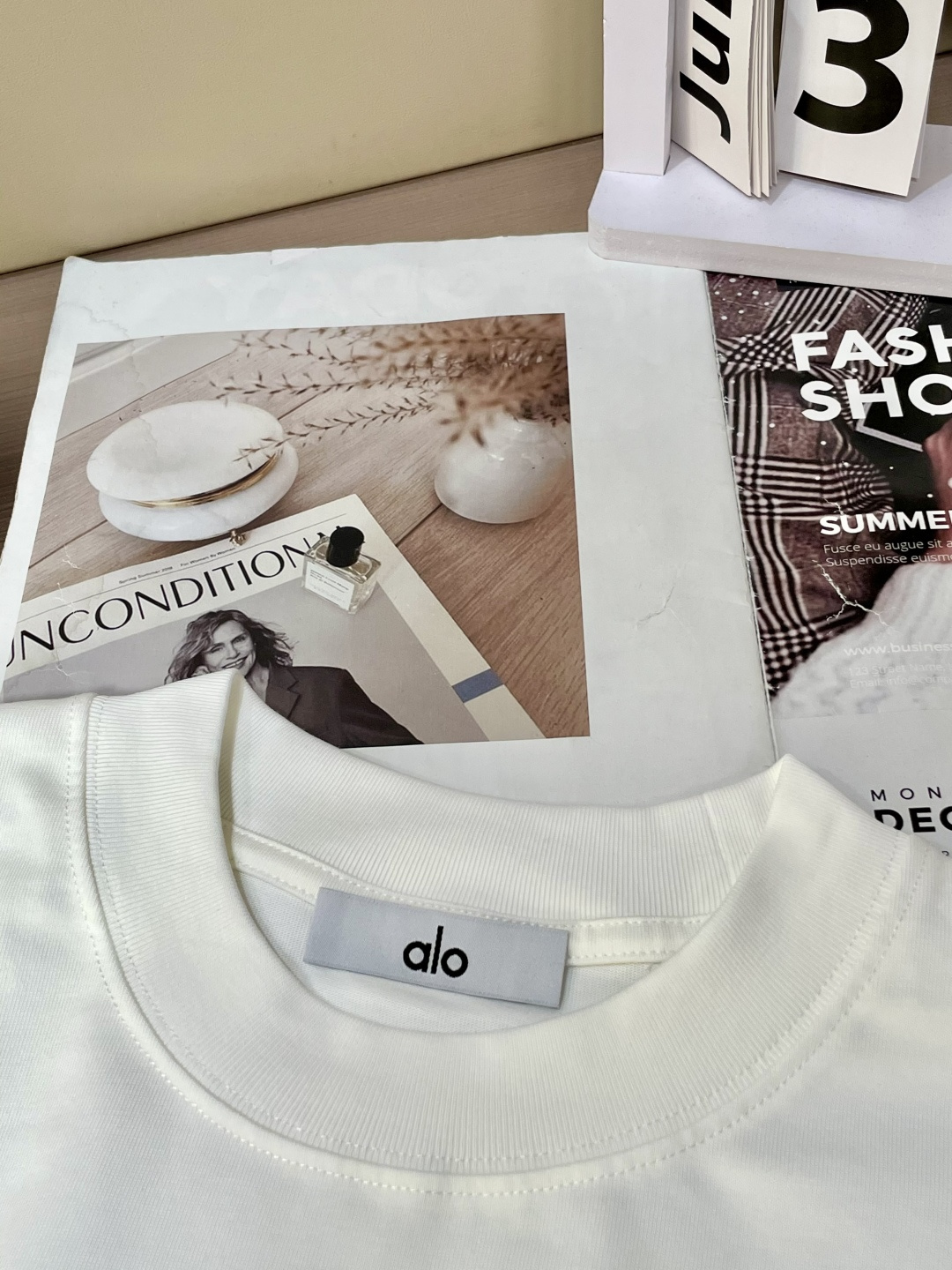 alo2026春夏款/官网同步面料采用重磅纯棉精梳棉面料，OS宽松版型，上身版型超正！日常百搭，衣橱必备