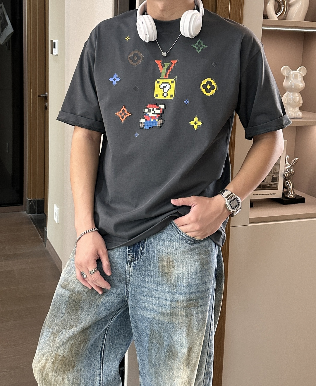 NO:516597,Lv 2025 spring and summer style/official website synchronization The fabric is made of heavy pure cotton combed cotton fabric, OS loose style, and the upper body style is super positive!  Everyday versatile, a must-have item for wardrobe!  Same model for men and women Size S-3XL (2 sizes larger in size) Size/part S M L XL 2XL 3XL Shoulder width 52 54 56 57 59 60 Clothes length 70 72.75.78.82.85. Bust 54 56.58.60.62.64. Sleeve length 24 26 27 28 29 30,,louis vuitton,alexander wang19860909Lv 2025春夏款/官网同步 面料采用重磅纯棉精梳棉面料,OS宽松版型,上身版型超正！日常百搭,衣橱必备单品！ 男女同款 尺码 S-3XL（版型偏大2个码） 码数/部位S M L XL 2XL 3XL 肩宽 52 54 56 57 59 60 衣长70 72.75.78.82.85. 胸围 54 56.58.60.62.64. 袖长24 26 27 28 29 30,,louis vuitton,alexander wang,Men's clothing