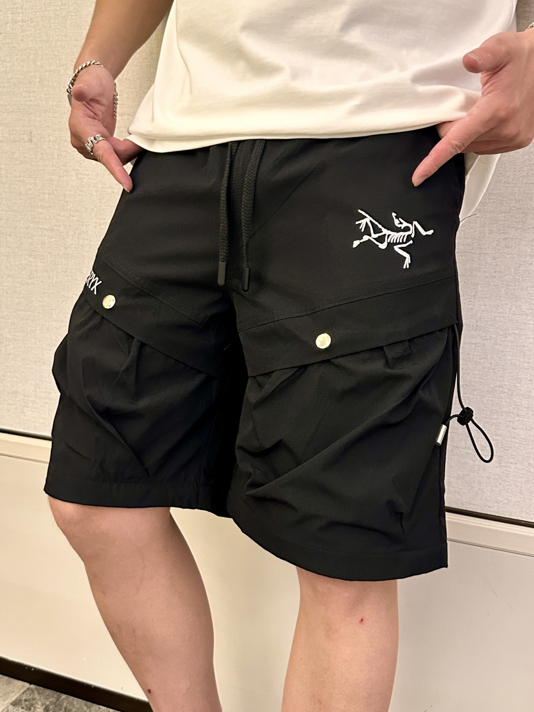 NO:487555,Archaeopteryx 2025 summer new quick-dry shorts are an excellent choice for summer sports and leisure. It uses professional quick-drying fabrics to quickly absorb and evaporate sweat and keep the body dry. Whether it is intense exercise or daily travel, you are not afraid of sultry and stickiness. The drawstring elastic waist design is convenient to put on and take off, and can be flexibly adjusted according to your own needs and adapted to different waist circumferences. Zippered pockets on both sides not only add a sense of design, but also safely store small objects such as keys, mobile phones, etc., which is convenient and practical. The exquisite brand logo embroidery of the trouser body shows the quality and style in a low-key manner. The overall style is neat, modifying the leg lines, and paired with simple T-shirts and sneakers to easily create a fashionable and sporty style; it is a good choice whether you travel or stay at home!  Size M-3XL, arc'teryx,sneakers,shorts,tees,t-shirt,alexander wang19860909始祖鸟 2025夏季新品速干短裤 是夏日运动与休闲的绝佳之选.采用专业速干面料,能迅速吸收并蒸发汗水,保持身体干爽,无论是激烈运动还是日常出行,都无惧闷热与黏腻. 抽绳式松紧腰设计,穿脱便捷,可根据自身需求灵活调整,适配不同腰围.两侧拉链口袋,不仅增添设计感,更能安全收纳小物件,如钥匙、手机等,方便又实用.裤身精致的品牌标识刺绣,低调彰显品质与格调. 整体版型利落,修饰腿部线条,搭配简约T恤和运动鞋,轻松打造时尚运动风；无论出行还是居家,都是不错的选择！ 尺码M-3XL,arc'teryx,sneakers,shorts,tees，t-shirt,alexander wang,Men's clothing