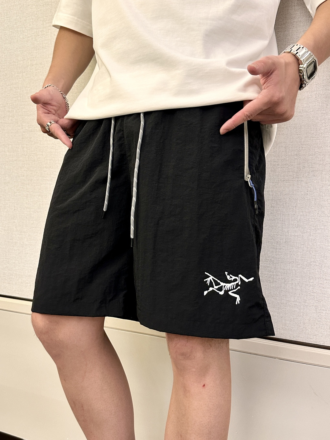 NO:487567,Archaeopteryx 2025 summer new quick-dry shorts are an excellent choice for summer sports and leisure. It uses professional quick-drying fabrics to quickly absorb and evaporate sweat and keep the body dry. Whether it is intense exercise or daily travel, you are not afraid of sultry and stickiness. The drawstring elastic waist design is convenient to put on and take off, and can be flexibly adjusted according to your own needs and adapted to different waist circumferences. Zippered pockets on both sides not only add a sense of design, but also safely store small objects such as keys, mobile phones, etc., which is convenient and practical. The exquisite brand logo embroidery of the trouser body shows the quality and style in a low-key manner. The overall style is neat, modifying the leg lines, and paired with simple T-shirts and sneakers to easily create a fashionable and sporty style; it is a good choice whether you travel or stay at home!  Size M-3XL, arc'teryx,sneakers,shorts,tees,t-shirt,alexander wang19860909始祖鸟 2025夏季新品速干短裤 是夏日运动与休闲的绝佳之选.采用专业速干面料,能迅速吸收并蒸发汗水,保持身体干爽,无论是激烈运动还是日常出行,都无惧闷热与黏腻. 抽绳式松紧腰设计,穿脱便捷,可根据自身需求灵活调整,适配不同腰围.两侧拉链口袋,不仅增添设计感,更能安全收纳小物件,如钥匙、手机等,方便又实用.裤身精致的品牌标识刺绣,低调彰显品质与格调. 整体版型利落,修饰腿部线条,搭配简约T恤和运动鞋,轻松打造时尚运动风；无论出行还是居家,都是不错的选择！ 尺码M-3XL,arc'teryx,sneakers,shorts,tees，t-shirt,alexander wang,Men's clothing