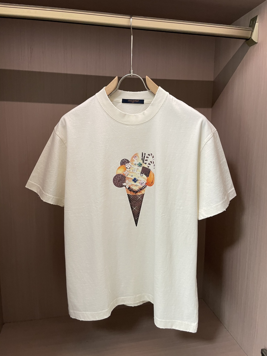 NO:508584,Lv 2025 spring and summer style/official website synchronization The fabric is made of pure cotton combed cotton fabric, which is aged, and the upper body effect is loose and casual, loose style, and a must-have item for daily wardrobe!  Same model for men and women Size M-2XL, louis vuitton,alexander wang19860909Lv 2025春夏款/官网同步 面料采用纯棉精梳棉面料,做旧处理,上身效果宽松休闲,宽松版型,日常衣橱必备单品！男女同款  尺码 M-2XL,,louis vuitton,alexander wang,Men's clothing