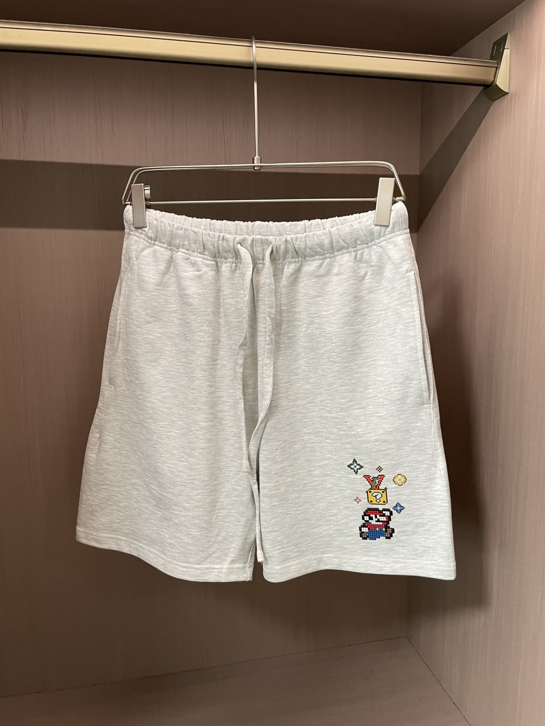 NO:508596,Lv 2025 summer shorts!  All-match elastic waist casual pinch pants!  Elastic waist, insert bags on both sides. The fabric is made of customer-supplied fixed-woven high-strength pure cotton material. The upper body is breathable, soft and skin-friendly, with a delicate feel. The waist is knitted elastic waist and drawstring. You don’t have to worry about the discomfort of being too loose or too tight on the upper body. Whether at home, going out or traveling, it is your best choice for summer!  S-XL, louis vuitton, shorts, alexander wang19860909Lv 2025夏季短裤！百搭松紧腰休闲五分裤！松紧腰 两侧插袋 面料采用客供定织高支纯棉料,上身透气,柔软亲肤,手感细腻、 腰部针织松紧腰加抽绳,上身不用担心过松过紧的不舒适感 ,无论居家,外出,旅游,都是您夏日的最佳选择！ 码数S-XL,,louis vuitton,shorts,alexander wang,Men's clothing