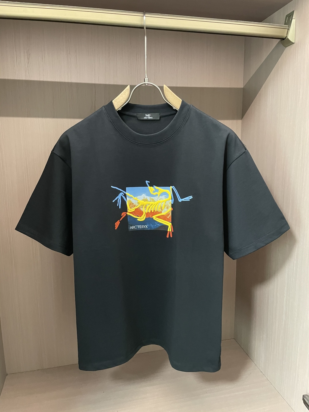 NO:508590,Archaeoptera Bird is a new spring and summer product of 2025, with a specific original development of double-stranded cotton plain fabric, with wide upper body and comfortable, and casually matched with the outside and the inner style, a must-have for men and women in summer Size S-XXL, arc'teryx, alexander wang19860909始祖鸟 2025春夏新品,优选特定原版开发双股精棉平纹面料,上身挺阔舒适度佳,外穿内搭随意搭配,男女同款夏日必备 尺码S-XXL,arc'teryx,alexander wang,Men's clothing