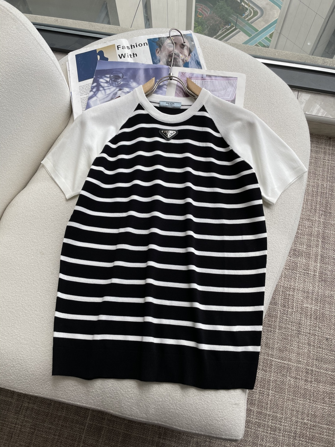 NO:508602,Prad 2025ss summer new product men's knitted round neck short-sleeved shirt!  Exclusive first release is made of ultra-fine fiber and high elastic Yilit yarn. The texture and texture are super soft, very thin and soft, and the feel is extremely delicate and silky. The finer the yarn, the harder it is to work, and it is very time-consuming and material-consuming. It is a super rare product. The particularity of the fabric of each piece of clothing makes it silky soft and lubricating. The unique embroidery pattern on the chest can feel its softness and smoothness when it comes into contact with the skin!  The overall simple and atmospheric, continues the classic, calm and atmospheric, and naturally exudes casual and elegant Size M-3XL, prada, T-shirt, alexander wang19860909Prad 2025ss夏季新品男士针织圆领短袖衫！独家首发 采用纤维超细与高弹的伊力特纱线织造而成,质感与纹理都是超级的柔和,非常的轻薄柔软,手感极其的细腻丝滑,纱线越细做工就越难,并且非常的耗时耗料,超级难得一见的佳品,每件衣服的面料的特殊性使它具有丝般的柔软和润滑,胸前独特刺绣图案,与肌肤接触就能感觉到它的柔软和爽滑！整体简洁、大气,延续经典,沉稳大气的经典配色,自然散发出的休闲儒雅 尺码M-3XL,,prada,T-shirt,alexander wang,Men's clothing