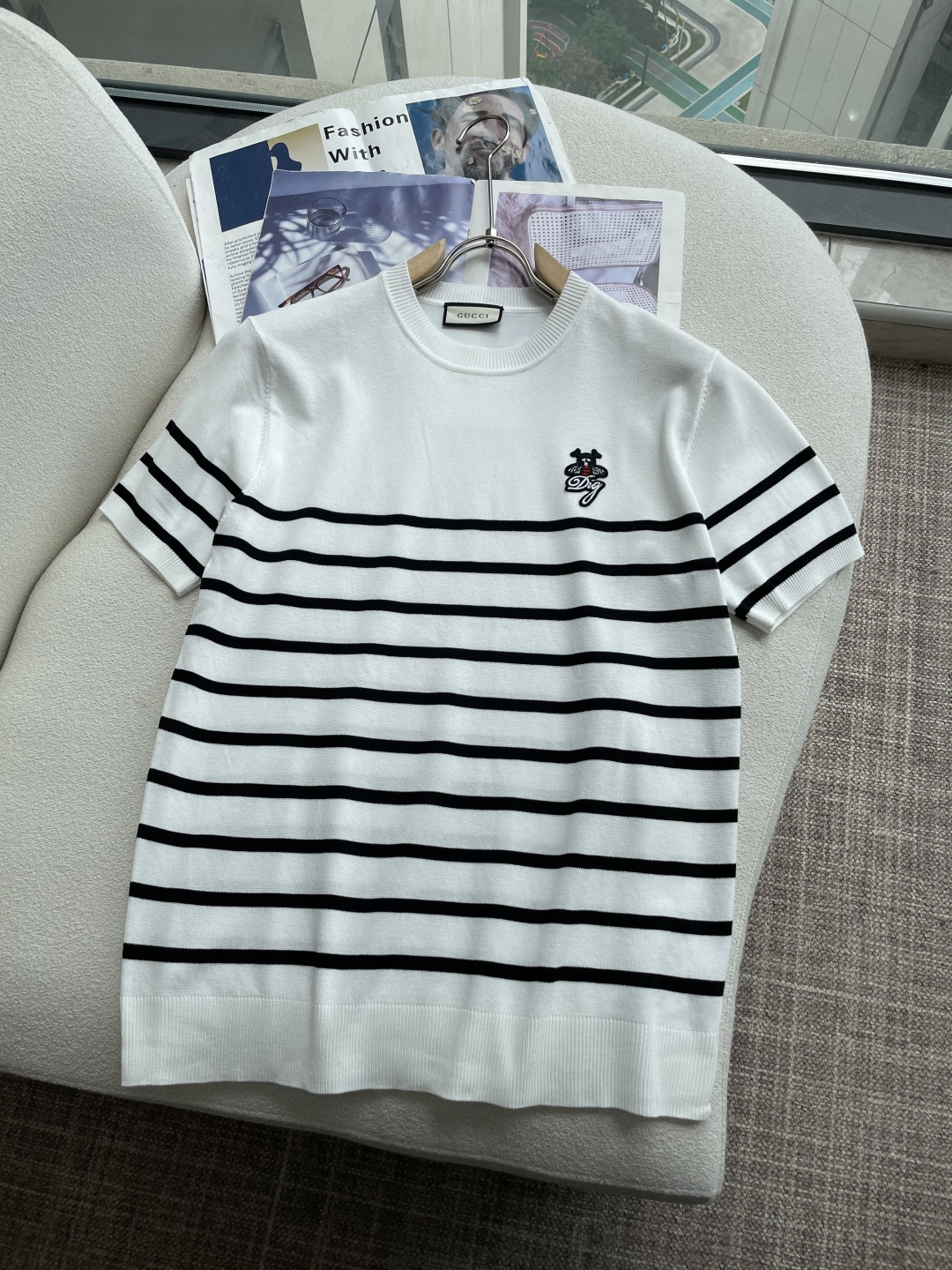 NO:508608,Gucc 2025ss summer new product men's knitted round neck short-sleeved shirt!  Exclusive first release is made of ultra-fine fiber and high elastic Yilit yarn. The texture and texture are super soft, very thin and soft, and the feel is extremely delicate and silky. The finer the yarn, the harder it is to work, and it is very time-consuming and material-consuming. It is a super rare product. The particularity of the fabric of each piece of clothing makes it silky soft and lubricating. The unique embroidery pattern on the chest can feel its softness and smoothness when it comes into contact with the skin!  The overall simple and atmospheric, continues the classic, calm and atmospheric, and naturally exudes casual and elegant Size M-3XL, gucci, T-shirt, alexander wang19860909Gucc 2025ss夏季新品男士针织圆领短袖衫！独家首发 采用纤维超细与高弹的伊力特纱线织造而成,质感与纹理都是超级的柔和,非常的轻薄柔软,手感极其的细腻丝滑,纱线越细做工就越难,并且非常的耗时耗料,超级难得一见的佳品,每件衣服的面料的特殊性使它具有丝般的柔软和润滑,胸前独特刺绣图案,与肌肤接触就能感觉到它的柔软和爽滑！整体简洁、大气,延续经典,沉稳大气的经典配色,自然散发出的休闲儒雅 尺码M-3XL,,gucci,T-shirt,alexander wang,Men's clothing