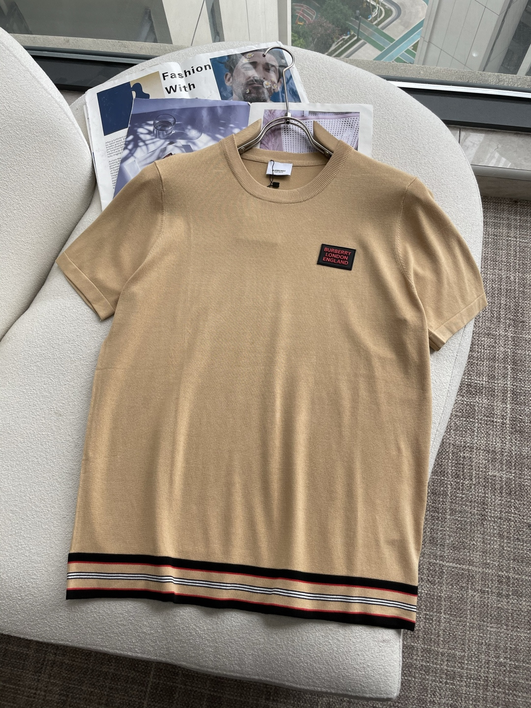 NO:508614,Bur 2025ss summer new product men's knitted round neck short-sleeved shirt!  Exclusive first release is made of ultra-fine fiber and high elastic Yilit yarn. The texture and texture are super soft, very thin and soft, and the feel is extremely delicate and silky. The finer the yarn, the harder it is to work, and it is very time-consuming and material-consuming. It is a super rare product. The particularity of the fabric of each piece of clothing makes it silky soft and lubricating. The unique embroidery pattern on the chest can feel its softness and smoothness when it comes into contact with the skin!  The overall simple and atmospheric, continues the classic, calm and atmospheric, and naturally exudes casual and elegant Size M-3XL, burberry, T-shirt, alexander wang19860909Bur 2025ss夏季新品男士针织圆领短袖衫！独家首发 采用纤维超细与高弹的伊力特纱线织造而成,质感与纹理都是超级的柔和,非常的轻薄柔软,手感极其的细腻丝滑,纱线越细做工就越难,并且非常的耗时耗料,超级难得一见的佳品,每件衣服的面料的特殊性使它具有丝般的柔软和润滑,胸前独特刺绣图案,与肌肤接触就能感觉到它的柔软和爽滑！整体简洁、大气,延续经典,沉稳大气的经典配色,自然散发出的休闲儒雅 尺码M-3XL,,burberry,T-shirt,alexander wang,Men's clothing