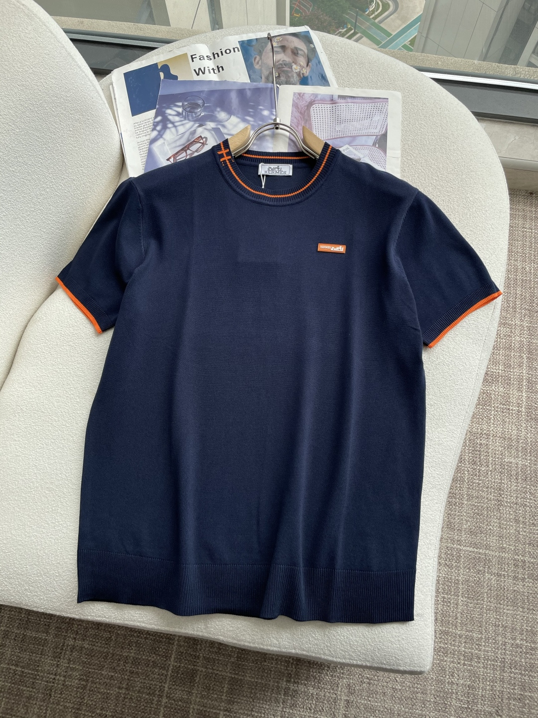 NO:508620,H 2025ss summer new product men's knitted round neck short-sleeved shirt!  Exclusive first release is made of ultra-fine fiber and high elastic Yilit yarn. The texture and texture are super soft, very thin and soft, and the feel is extremely delicate and silky. The finer the yarn, the harder it is to work, and it is very time-consuming and material-consuming. It is a super rare product. The particularity of the fabric of each piece of clothing makes it silky soft and lubricating. The unique embroidery pattern on the chest can feel its softness and smoothness when it comes into contact with the skin!  The overall simple and atmospheric, continues the classic, calm and atmospheric, and naturally exudes casual and elegant Size M-3XL, T-shirt, alexander wang19860909H 2025ss夏季新品男士针织圆领短袖衫！独家首发 采用纤维超细与高弹的伊力特纱线织造而成,质感与纹理都是超级的柔和,非常的轻薄柔软,手感极其的细腻丝滑,纱线越细做工就越难,并且非常的耗时耗料,超级难得一见的佳品,每件衣服的面料的特殊性使它具有丝般的柔软和润滑,胸前独特刺绣图案,与肌肤接触就能感觉到它的柔软和爽滑！整体简洁、大气,延续经典,沉稳大气的经典配色,自然散发出的休闲儒雅 尺码M-3XL,,T-shirt,alexander wang,Men's clothing