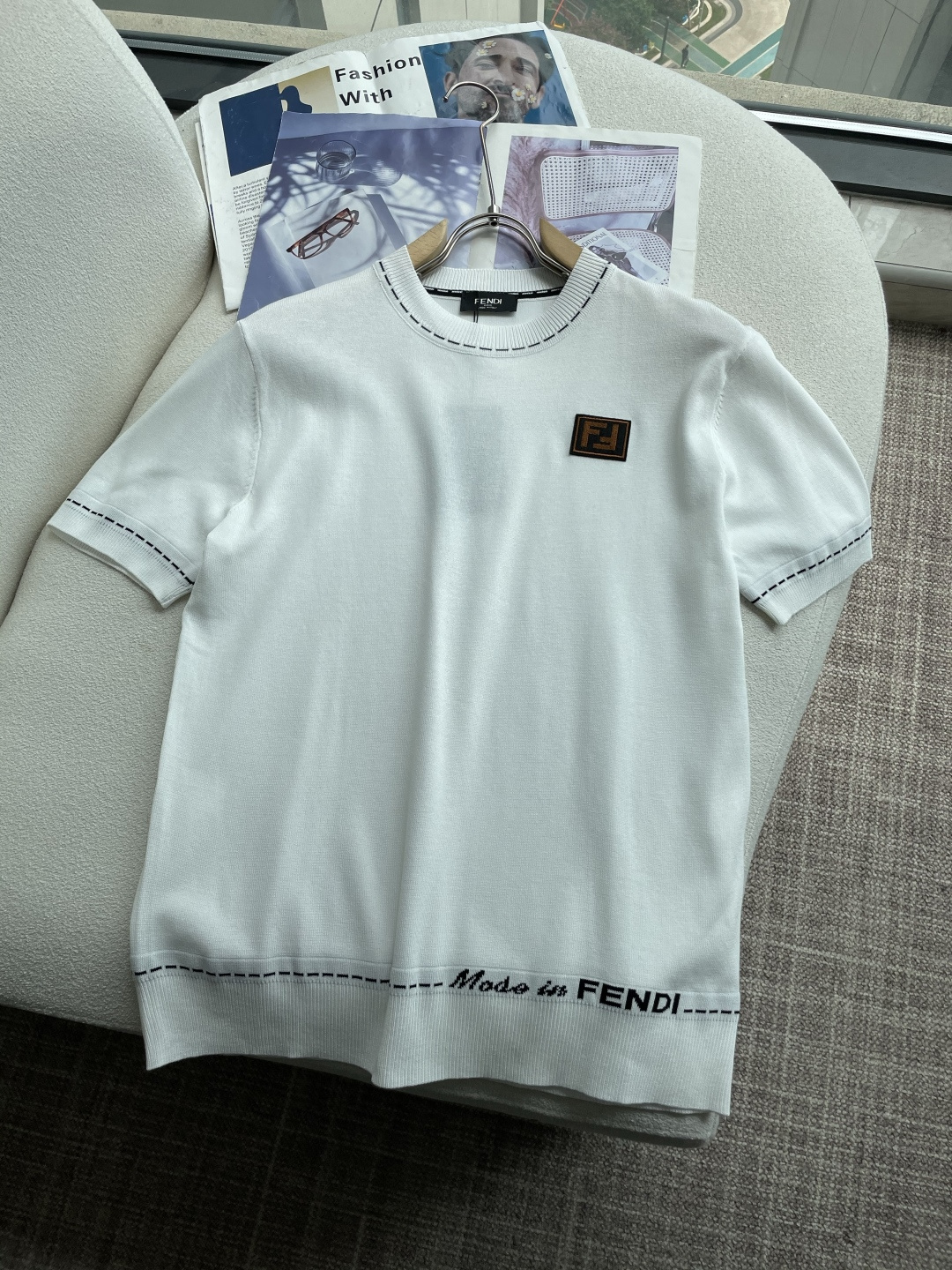 NO:508625,FD 2025ss summer new product for men's knitted round neck short-sleeved shirt!  Exclusive first release is made of ultra-fine fiber and high elastic Yilit yarn. The texture and texture are super soft, very thin and soft, and the feel is extremely delicate and silky. The finer the yarn, the harder it is to work, and it is very time-consuming and material-consuming. It is a super rare product. The particularity of the fabric of each piece of clothing makes it silky soft and lubricating. The unique embroidery pattern on the chest can feel its softness and smoothness when it comes into contact with the skin!  The overall simple and atmospheric, continues the classic, calm and atmospheric, and naturally exudes casual and elegant Size M-3XL, T-shirt, alexander wang19860909FD 2025ss夏季新品男士针织圆领短袖衫！独家首发 采用纤维超细与高弹的伊力特纱线织造而成,质感与纹理都是超级的柔和,非常的轻薄柔软,手感极其的细腻丝滑,纱线越细做工就越难,并且非常的耗时耗料,超级难得一见的佳品,每件衣服的面料的特殊性使它具有丝般的柔软和润滑,胸前独特刺绣图案,与肌肤接触就能感觉到它的柔软和爽滑！整体简洁、大气,延续经典,沉稳大气的经典配色,自然散发出的休闲儒雅 尺码M-3XL,,T-shirt,alexander wang,Men's clothing