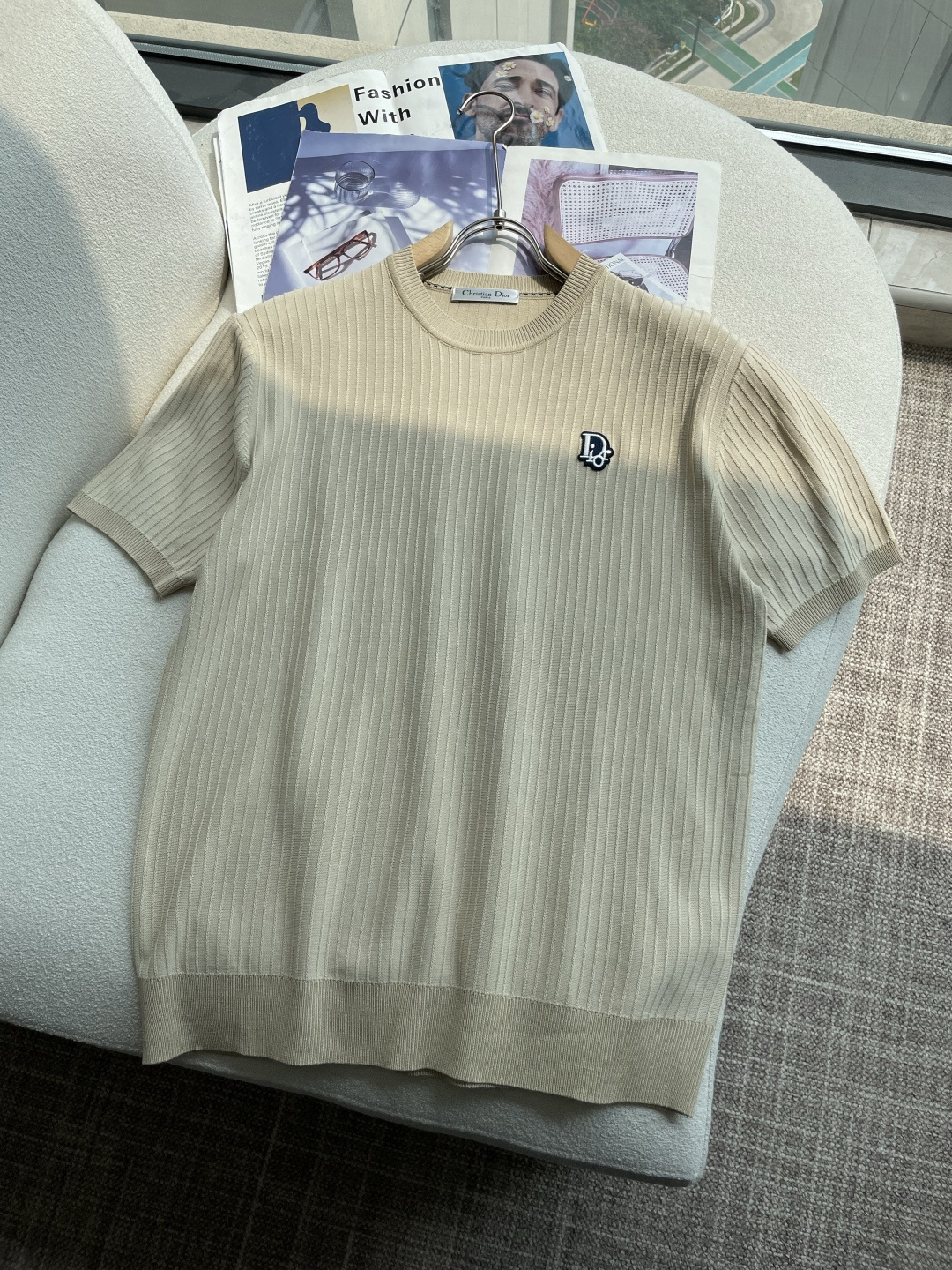 NO:508631,Dior 2025ss summer new product for men's knitted round neck short-sleeved shirt!  Exclusive first release is made of ultra-fine fiber and high elastic Yilit yarn. The texture and texture are super soft, very thin and soft, and the feel is extremely delicate and silky. The finer the yarn, the harder it is to work, and it is very time-consuming and material-consuming. It is a super rare product. The particularity of the fabric of each piece of clothing makes it silky soft and lubricating. The unique embroidery pattern on the chest can feel its softness and smoothness when it comes into contact with the skin!  The overall simple and atmospheric, continues the classic, calm and atmospheric, and naturally exudes casual and elegant Size M-3XL, dior, T-shirt, alexander wang19860909Dior 2025ss夏季新品男士针织圆领短袖衫！独家首发 采用纤维超细与高弹的伊力特纱线织造而成,质感与纹理都是超级的柔和,非常的轻薄柔软,手感极其的细腻丝滑,纱线越细做工就越难,并且非常的耗时耗料,超级难得一见的佳品,每件衣服的面料的特殊性使它具有丝般的柔软和润滑,胸前独特刺绣图案,与肌肤接触就能感觉到它的柔软和爽滑！整体简洁、大气,延续经典,沉稳大气的经典配色,自然散发出的休闲儒雅 尺码M-3XL,,dior,T-shirt,alexander wang,Men's clothing