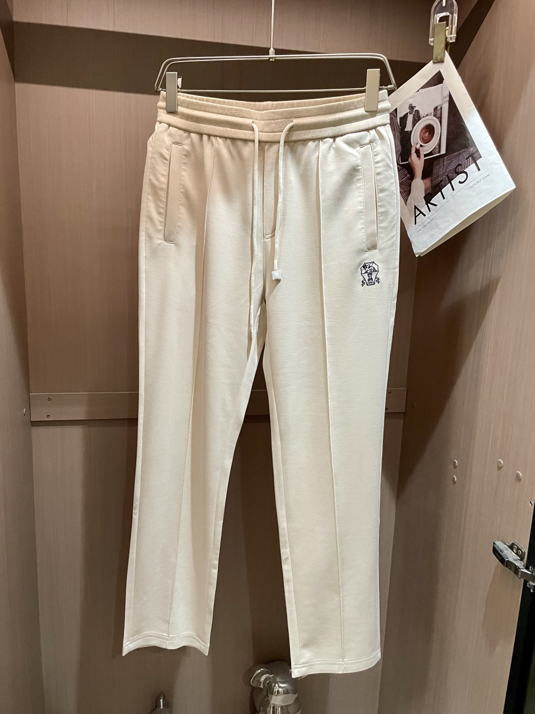 NO:508579,BC Jogging casual pants Size 48-56 The texture of this blended jogging pants is particularly breathable and comfortable. It uses a simple slim fit style to make the leg lines look longer. It is a classic item that fits modern casual wardrobe. The hardware is high-end and more exquisite embellishment. The fabric is made of ultra-fine yarn, which combines breathable characteristics, light texture and wrinkle resistance. It is an ideal choice for lively travel. This series of clothing is naturally absorbing moisture and comfortable to wear, without fear of climate change, and can be worn all seasons.,,alexander wang19860909BC 慢跑休闲裤 码数 48-56 这款混纺慢跑裤的质感格外透气舒适.采用简约修身版型,令腿部线条更显修长,是契合现代休闲衣橱的经典单品.五金高级,更添精致点缀. 面料选用超细纱线制成,兼具透气特质、轻盈质感与抗皱性能,是活力出行的理想之选.本系列服饰自然吸湿且穿着舒适,无惧气候变化,四季皆可穿着.,,alexander wang,Men's clothing