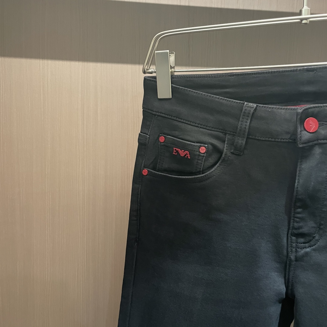 
阿玛尼
专柜最新同款牛仔裤 面料版型做工绝绝子
好穿不挑身材在搭配上没有太多的限制 随意简洁的衬托其他