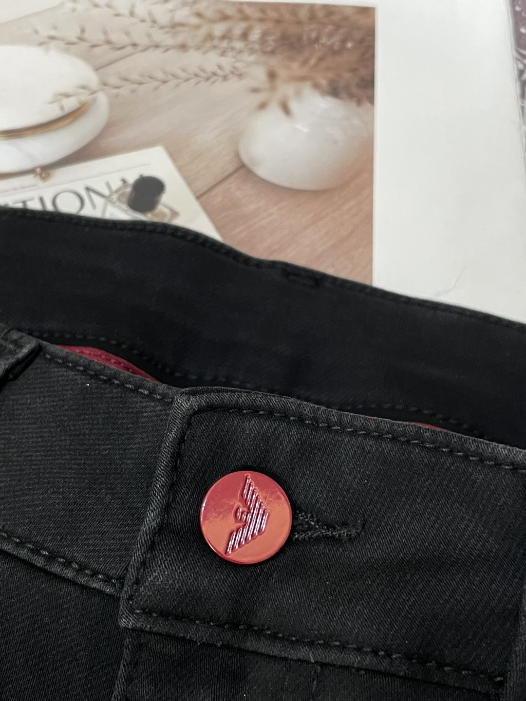 
阿玛尼
专柜最新同款牛仔裤 面料版型做工绝绝子
好穿不挑身材在搭配上没有太多的限制 随意简洁的衬托其他