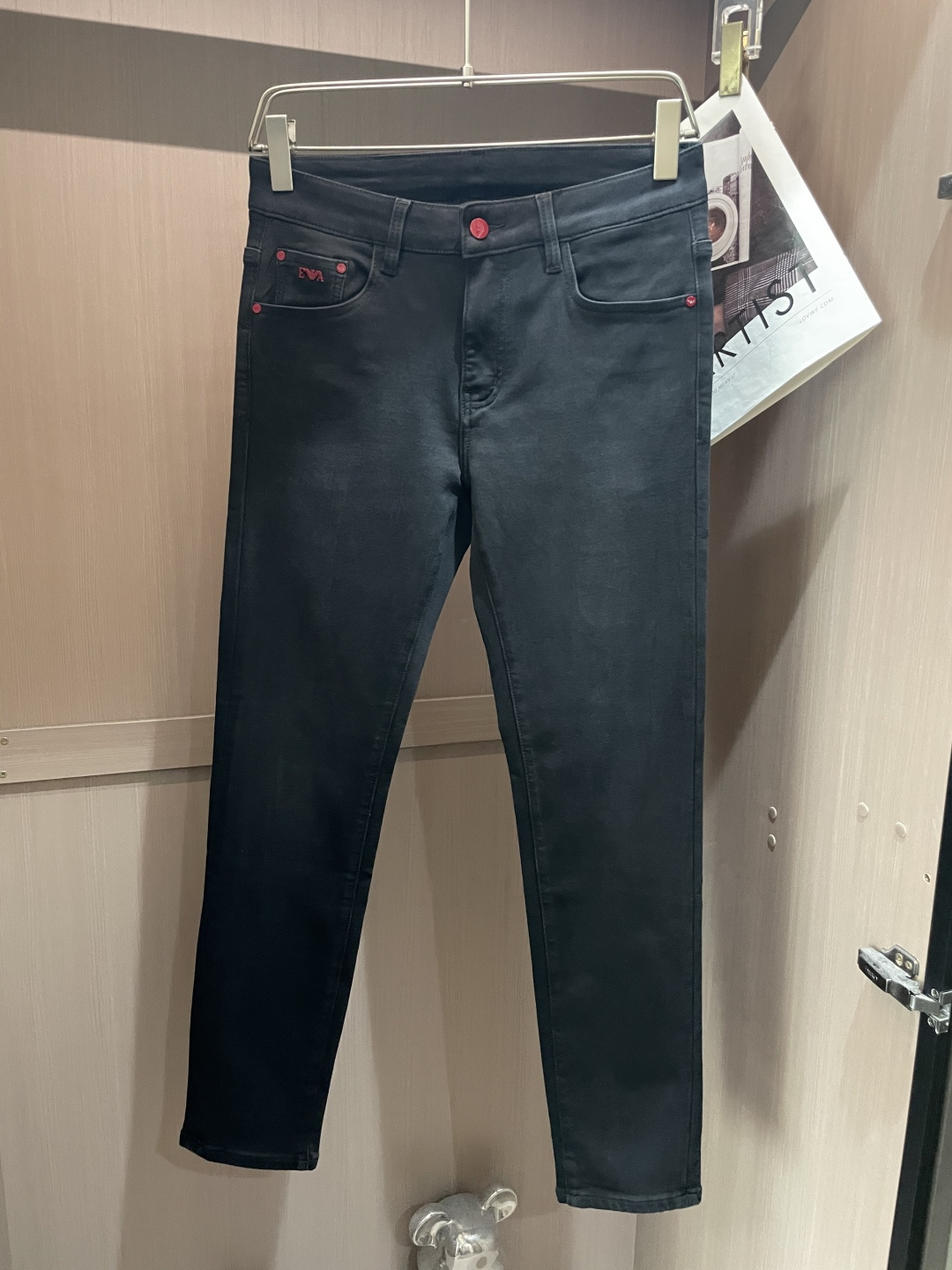 NO:509921,Armani The latest style of jeans in the counter. The fabric style is excellent. It is easy to wear and not pick on the figure. There are no restrictions on matching. It can set off other items in a simple way to show your style and posture~ You can match any style of items, match them with various T-shirts/shirts, knitted jackets. You don’t have to worry about matching when going out every day. 3 sizes 28-38,,armani,jeans,jackets & coats,shirts,tees,t-shirt,alexander wang19860909阿玛尼 专柜最新同款牛仔裤 面料版型做工绝绝子 好穿不挑身材在搭配上没有太多的限制 随意简洁的衬托其他单品,来展现自己的风格姿态～ 可以百搭任何风格的单品,搭配各种T恤／衬衫,针织外套都可,日常外出不必再为搭配而烦恼了3 尺码 28-38,,armani,jeans,jackets & coats,shirts,tees，t-shirt,alexander wang,Men's clothing