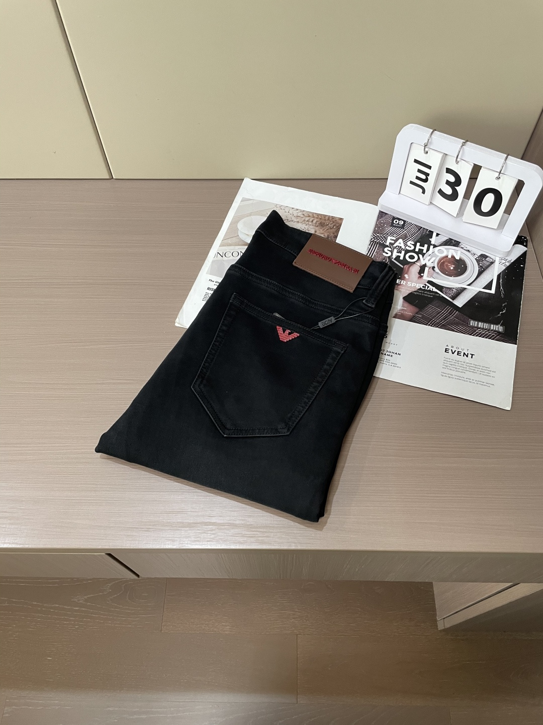 
阿玛尼
专柜最新同款牛仔裤 面料版型做工绝绝子
好穿不挑身材在搭配上没有太多的限制 随意简洁的衬托其他