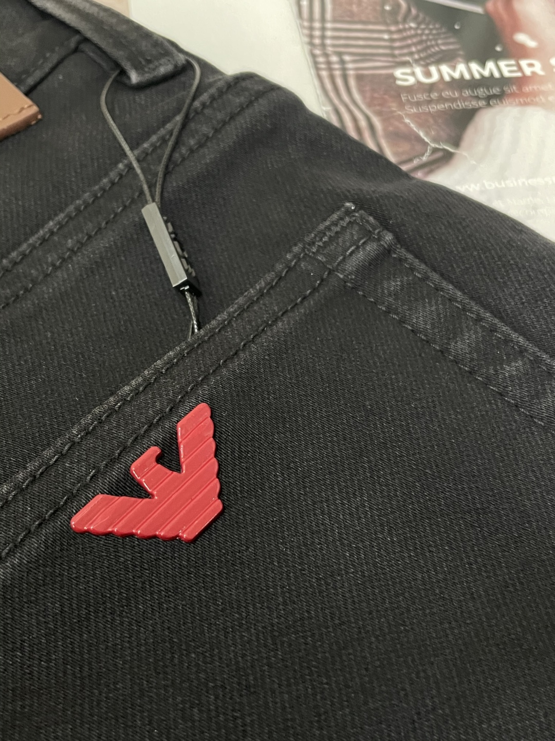 
阿玛尼
专柜最新同款牛仔裤 面料版型做工绝绝子
好穿不挑身材在搭配上没有太多的限制 随意简洁的衬托其他