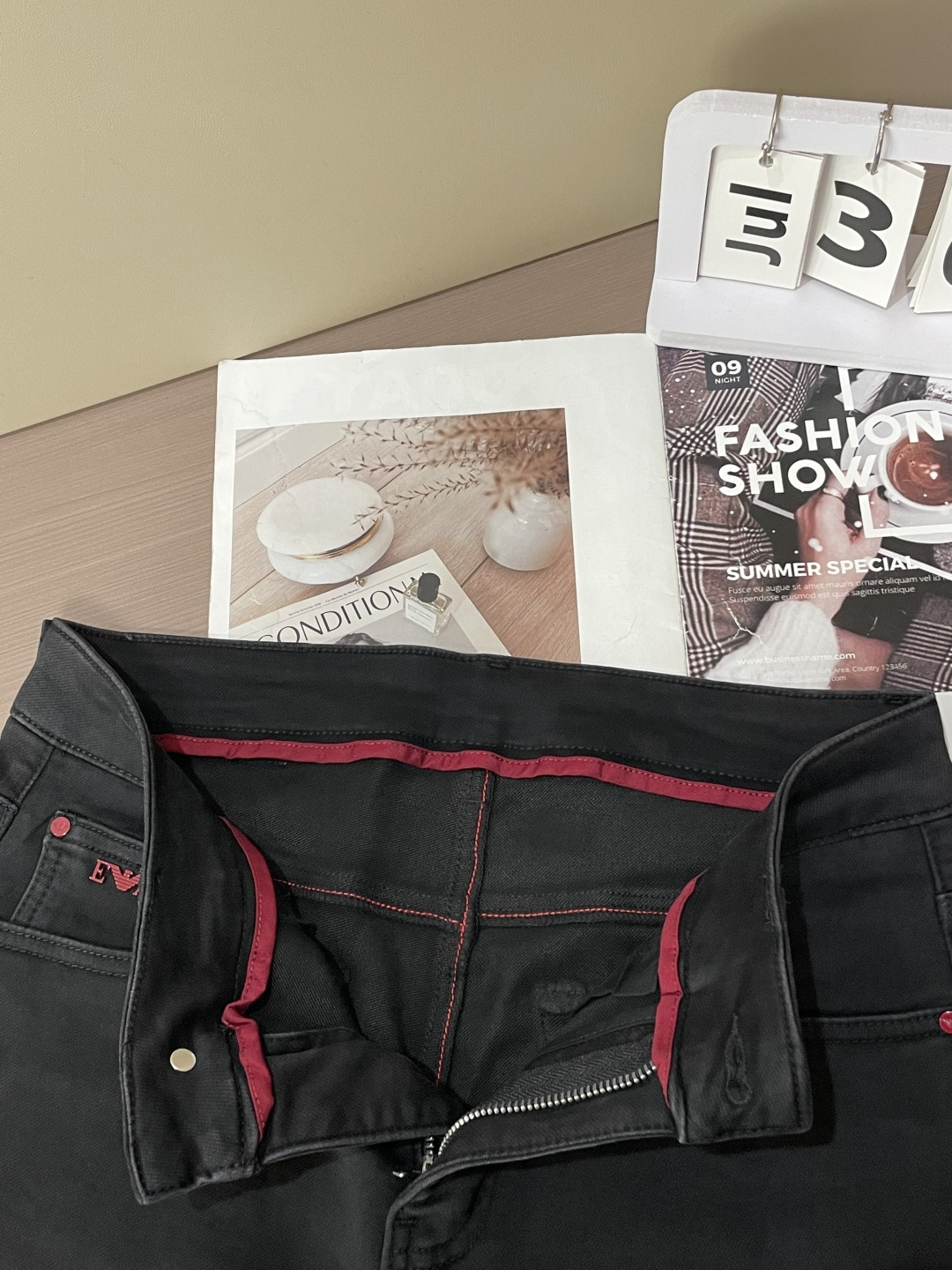 
阿玛尼
专柜最新同款牛仔裤 面料版型做工绝绝子
好穿不挑身材在搭配上没有太多的限制 随意简洁的衬托其他